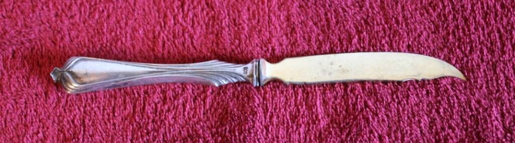 Set of knives and forks for fruits.