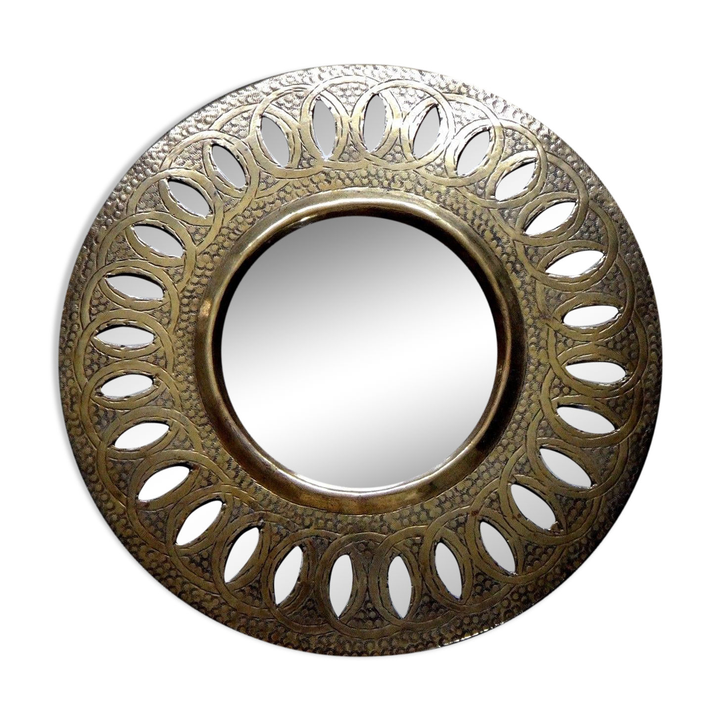 Old round oriental mirror in chiseled brass 29cm