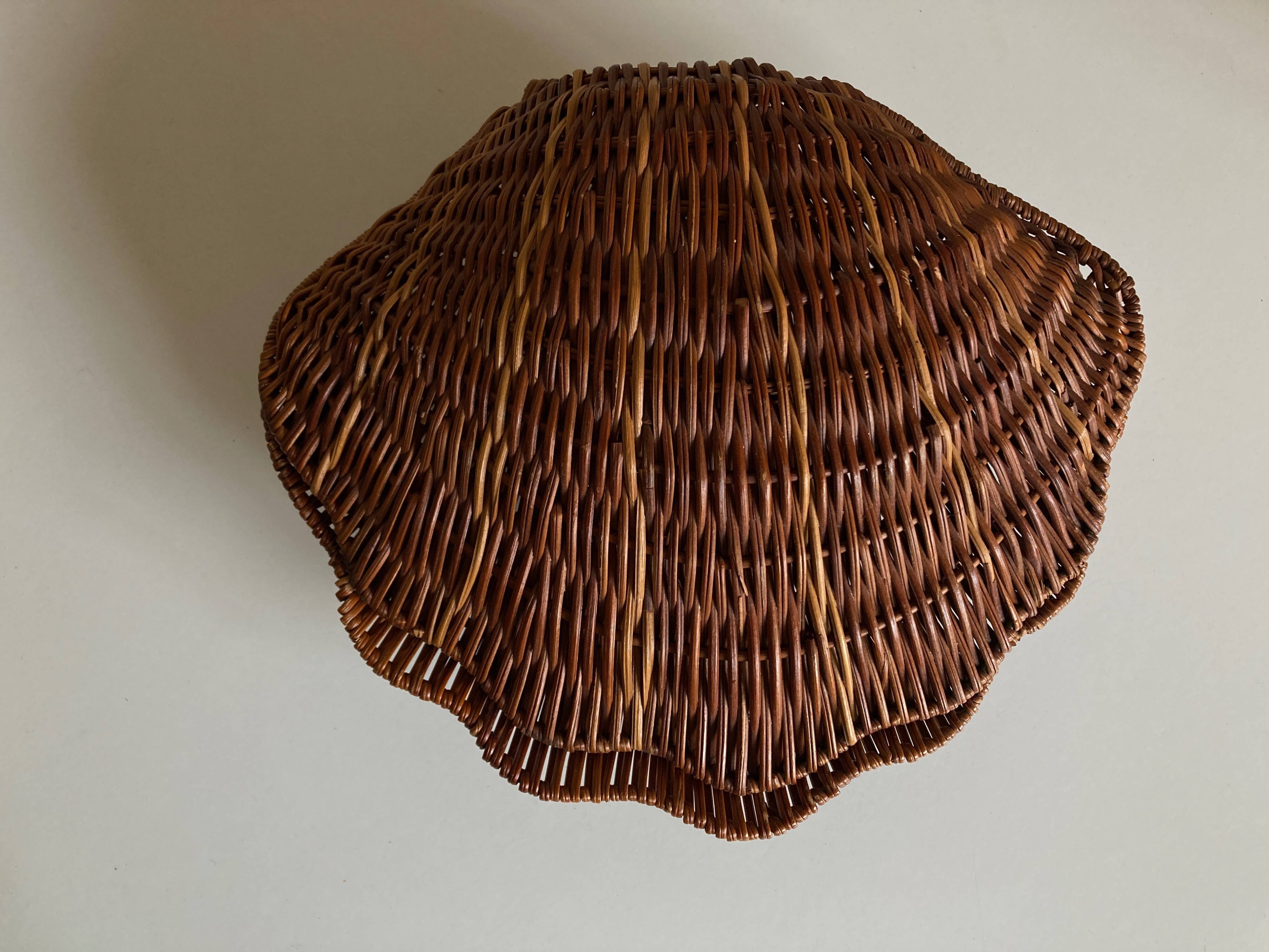 Empty corrugated shell pocket in wicker basket makers