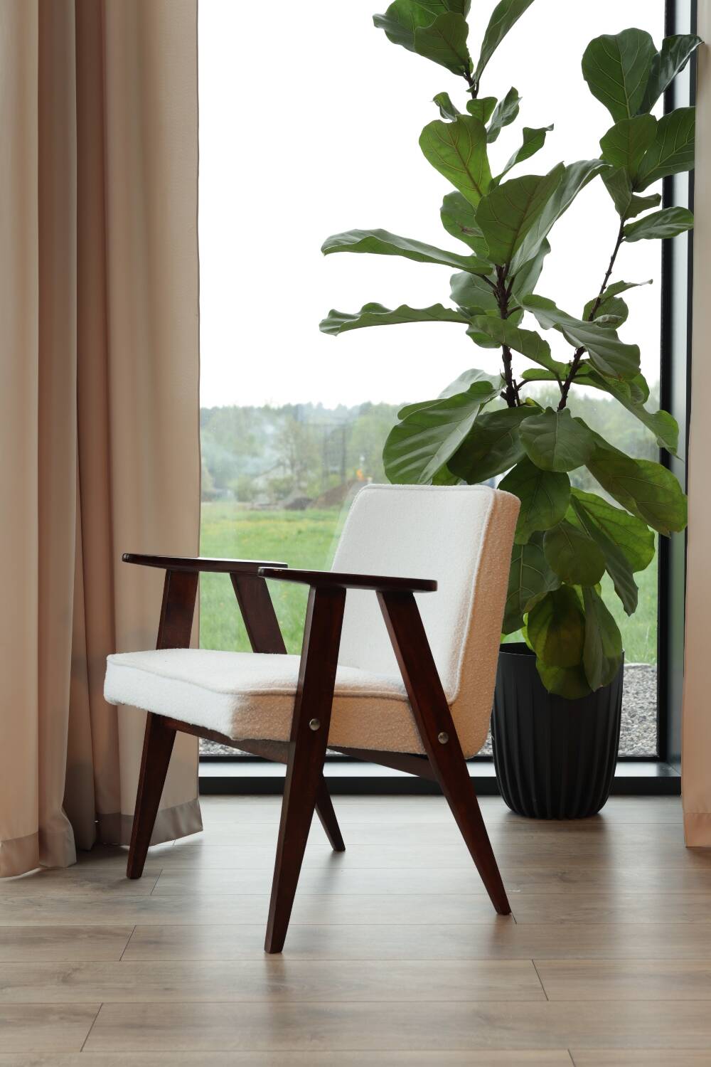 Fauteuil vintage bouclé blanc model 366 by Chierowski