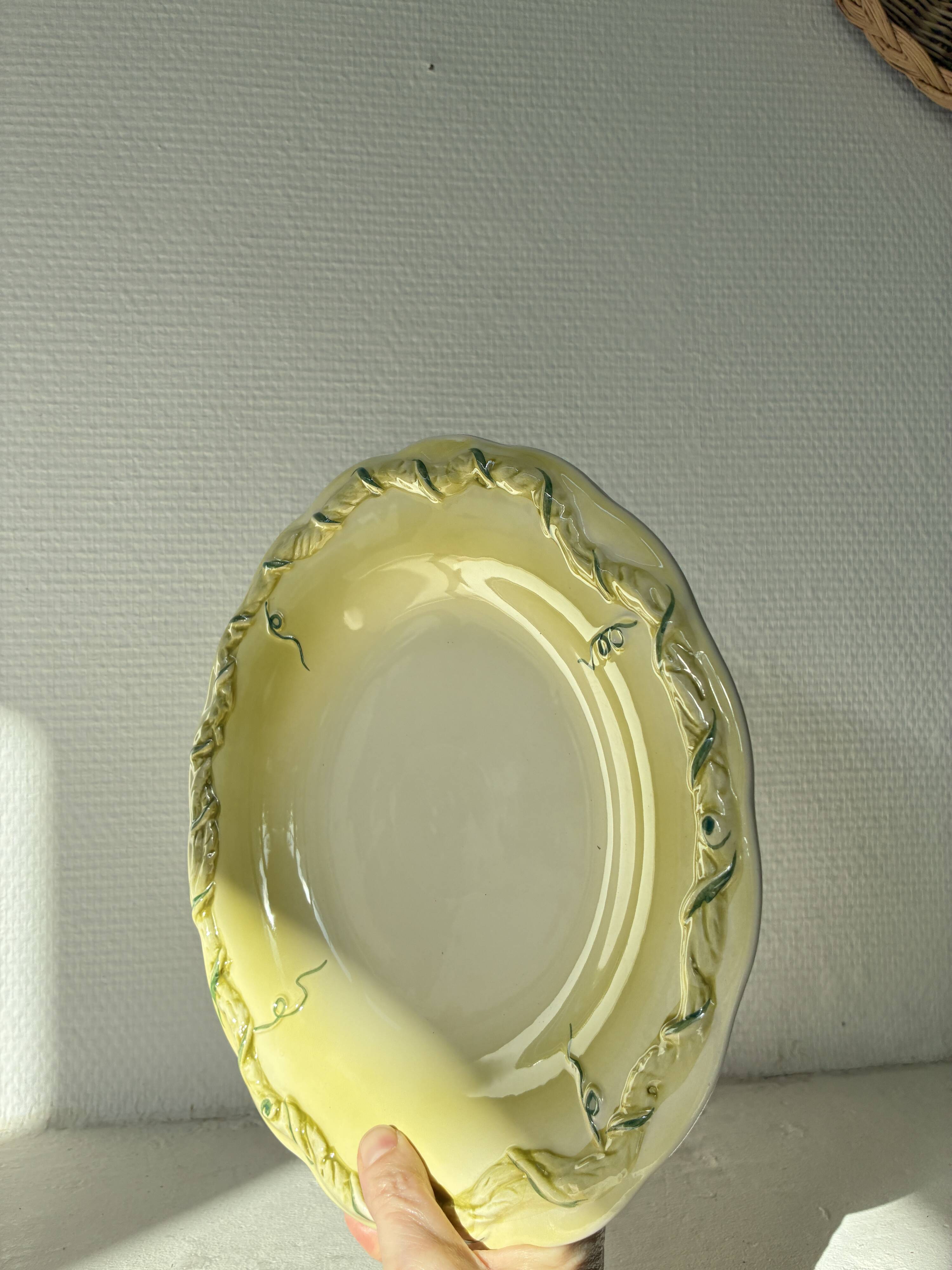 Antique flat plate in majolica