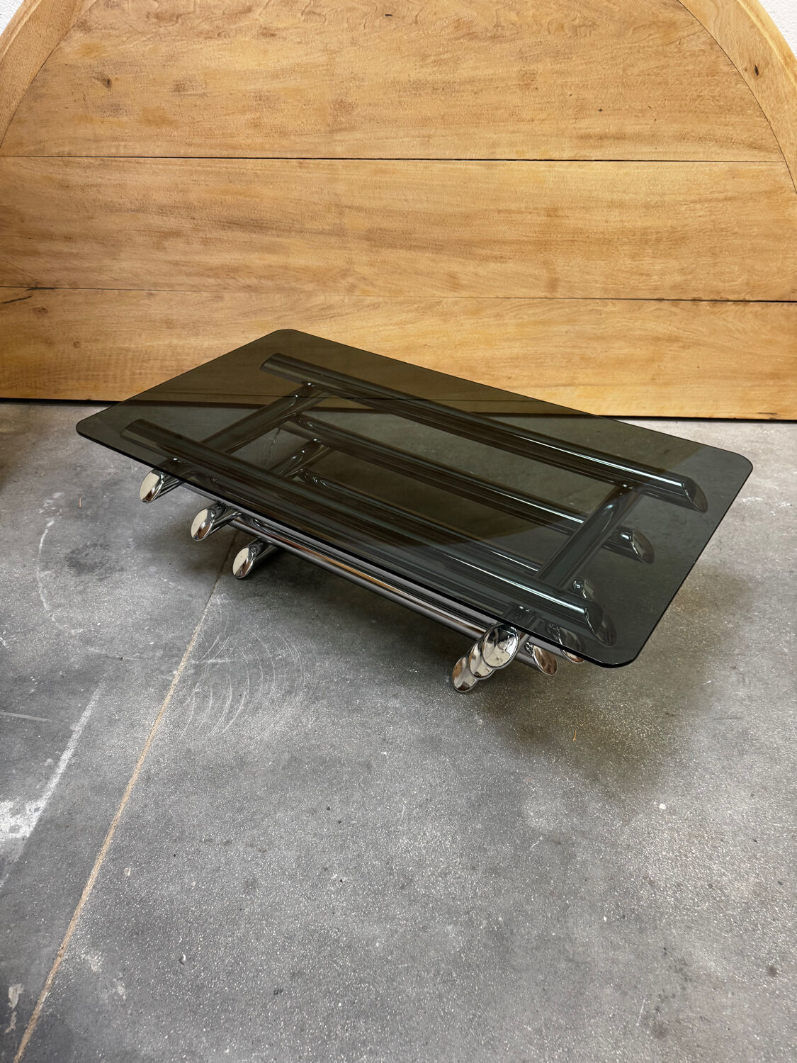 Table basse en verre fumé tubes métal chromé dans le goût Willy Rizzo
