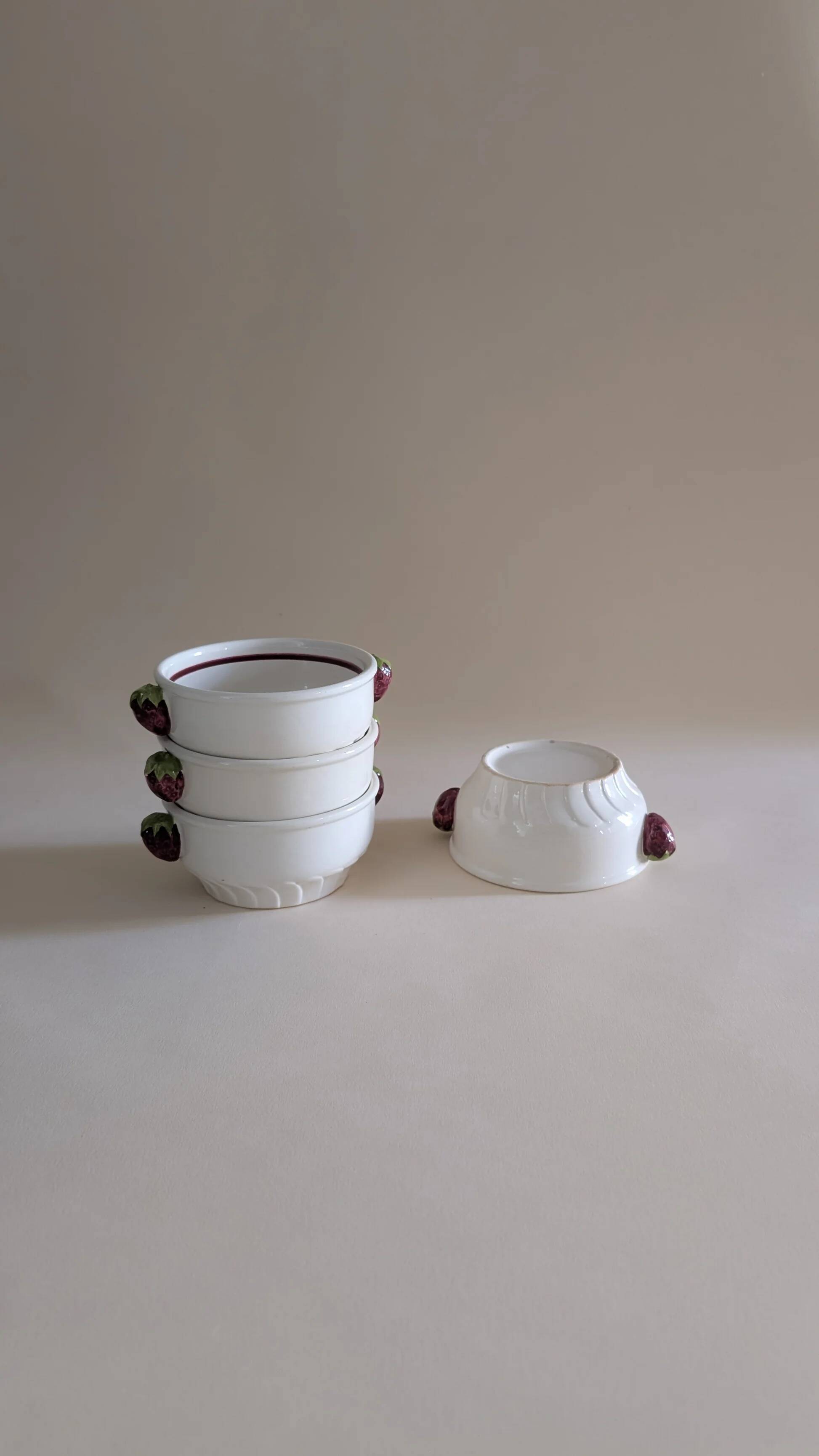 Set of 4 ceramic bowls with strawberry-shaped handles