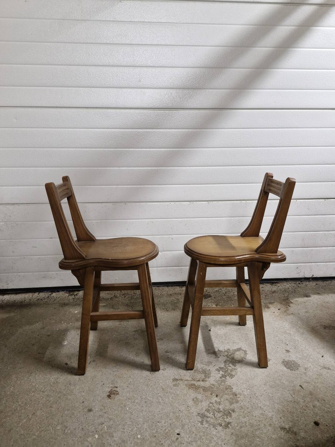 Paire de petites chaises brutalistes