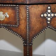 Table Console Antique en Cuir Clouté Style Gothique Pugin Restaurée