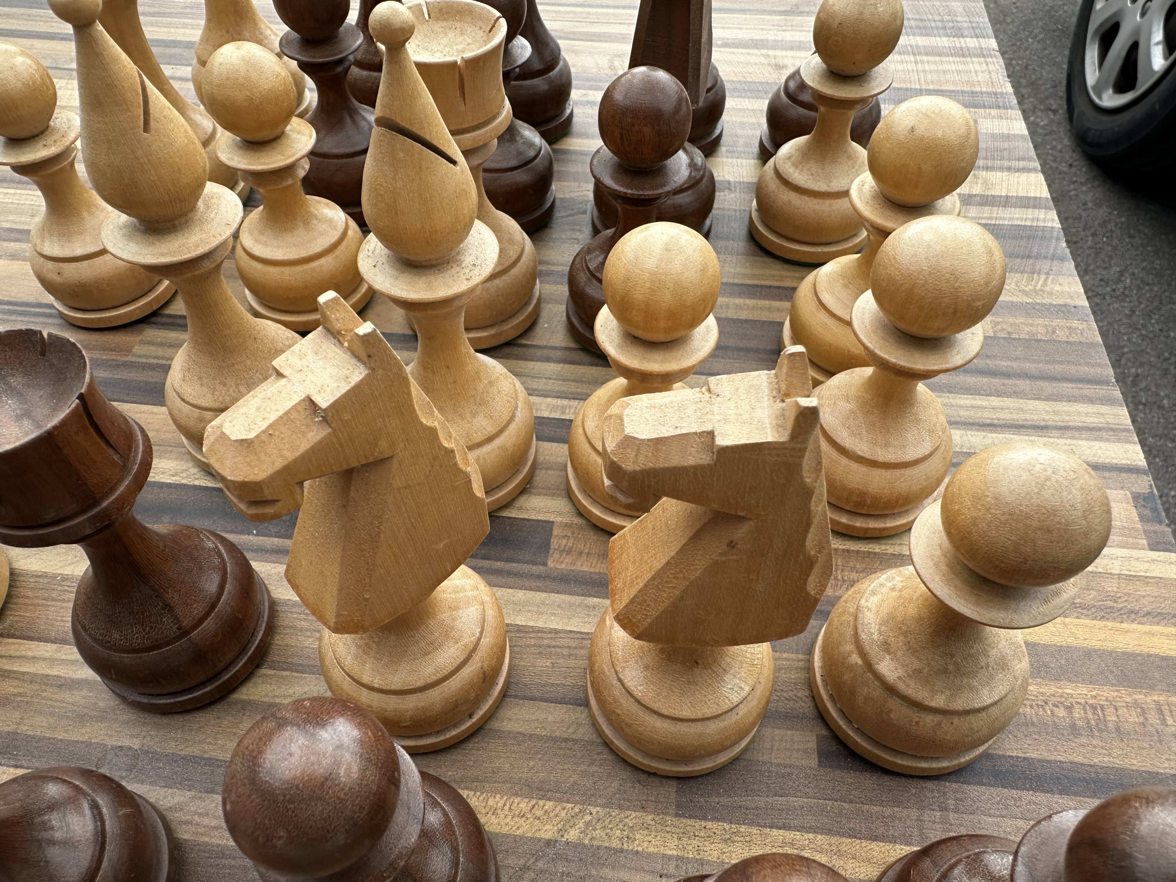 32 Staunton chess pieces in turned boxwood