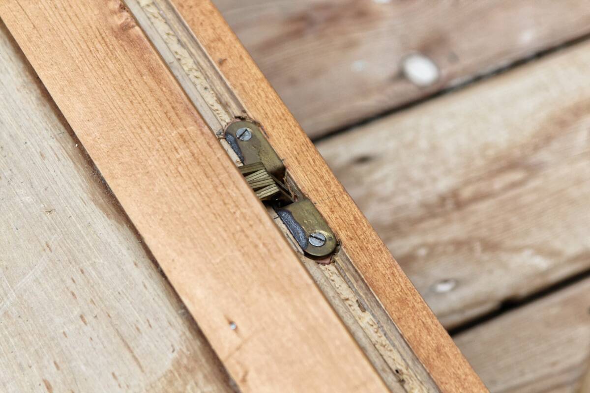 Old wooden chest, dovetail assembly