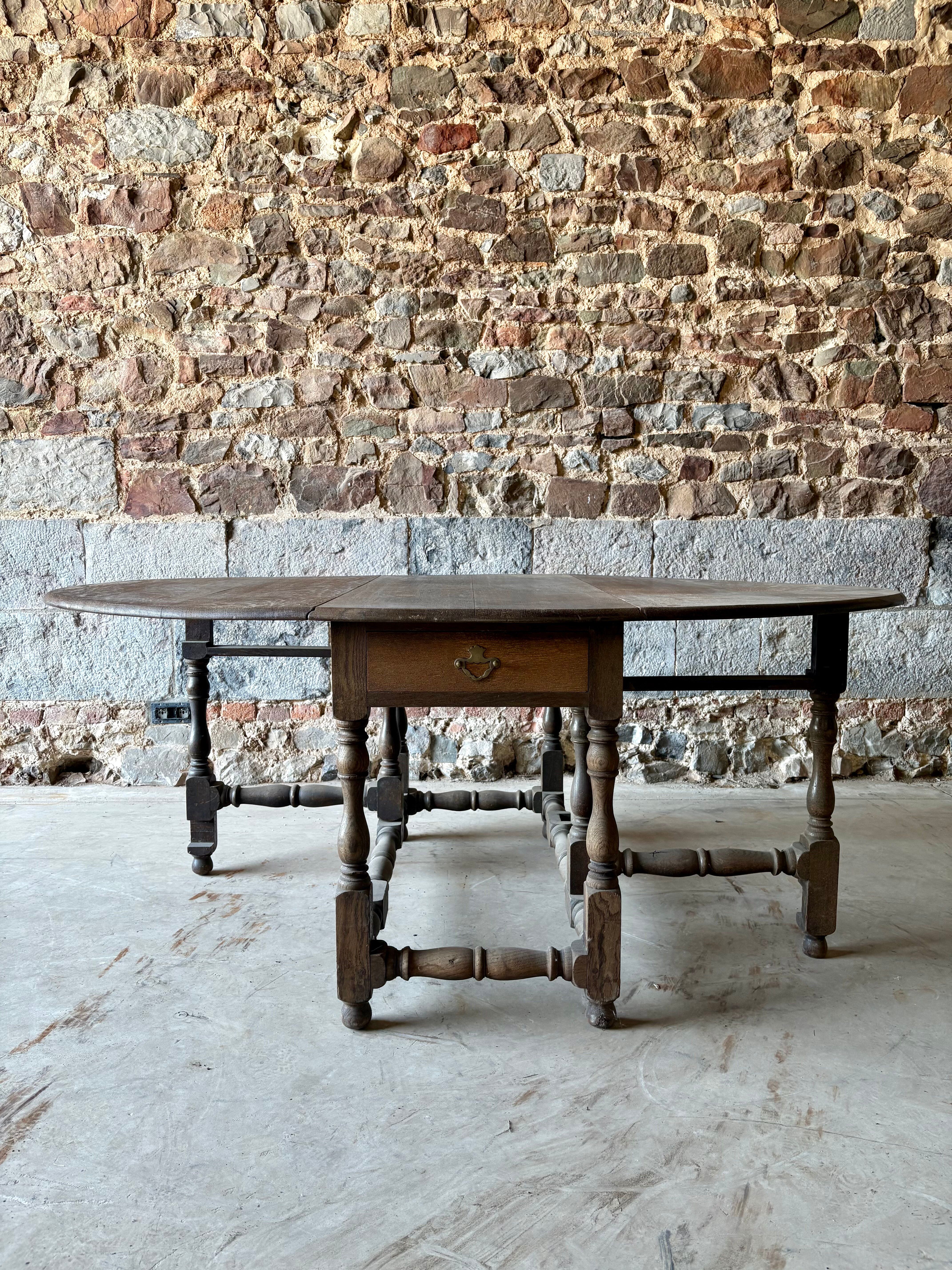 Large drop-leaf table in solid oak – English country style.