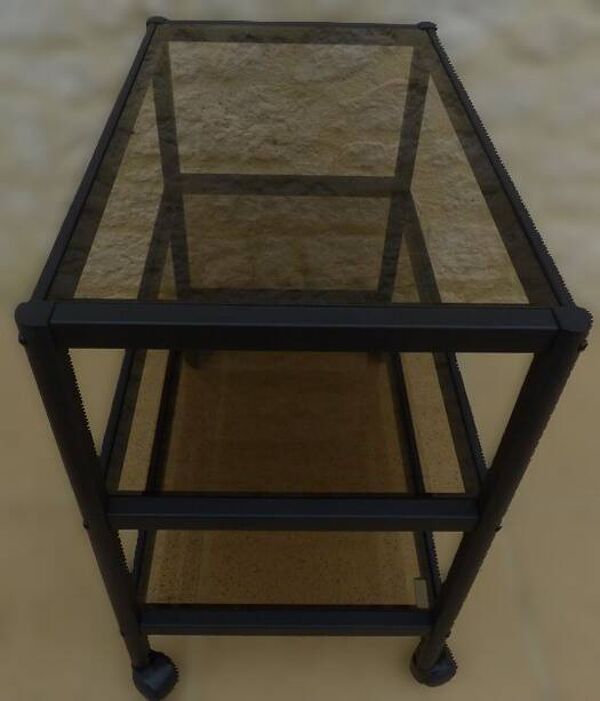 Table desserte moderne de marque erard design à étagères en verre et structure aluminium