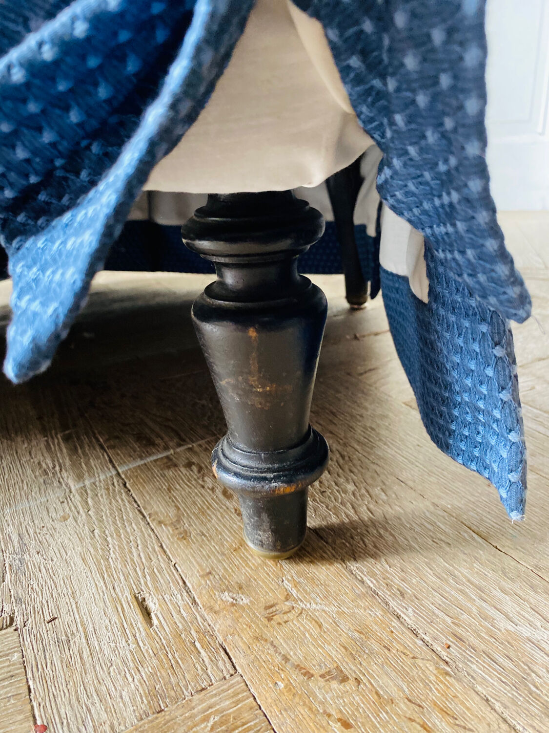 Paire de fauteuils crapauds Napoleon III tapisserie bleue - France 19eme siècle