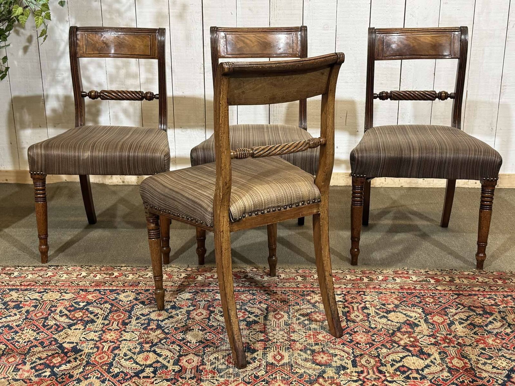 Série de 4 chaises + 2 fauteuils anglais en acajou fin XIXème