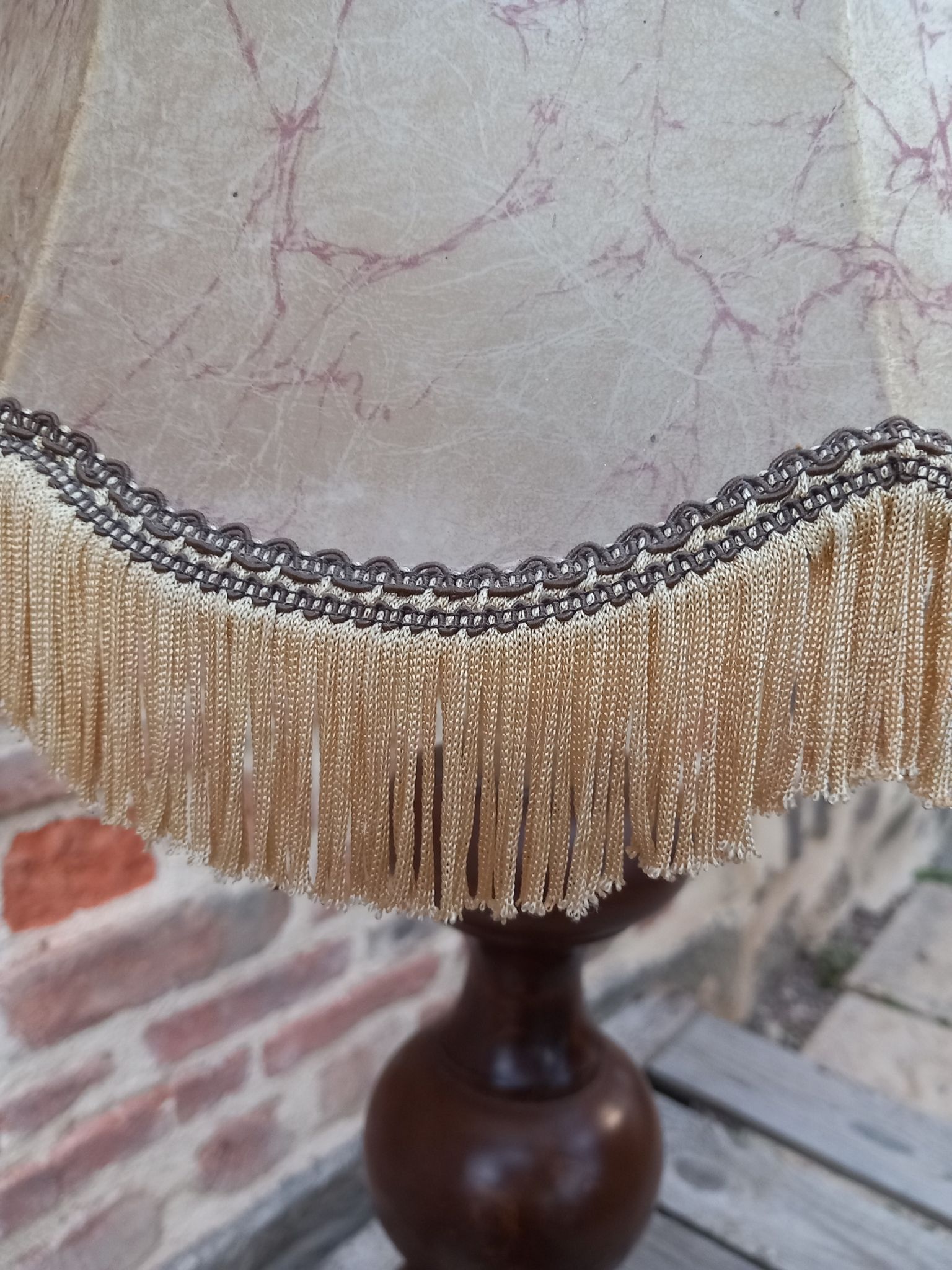 Lampe vintage en bois et abat jour à franges