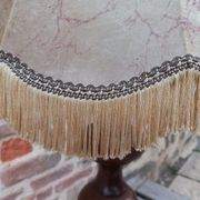 Lampe vintage en bois et abat jour à franges