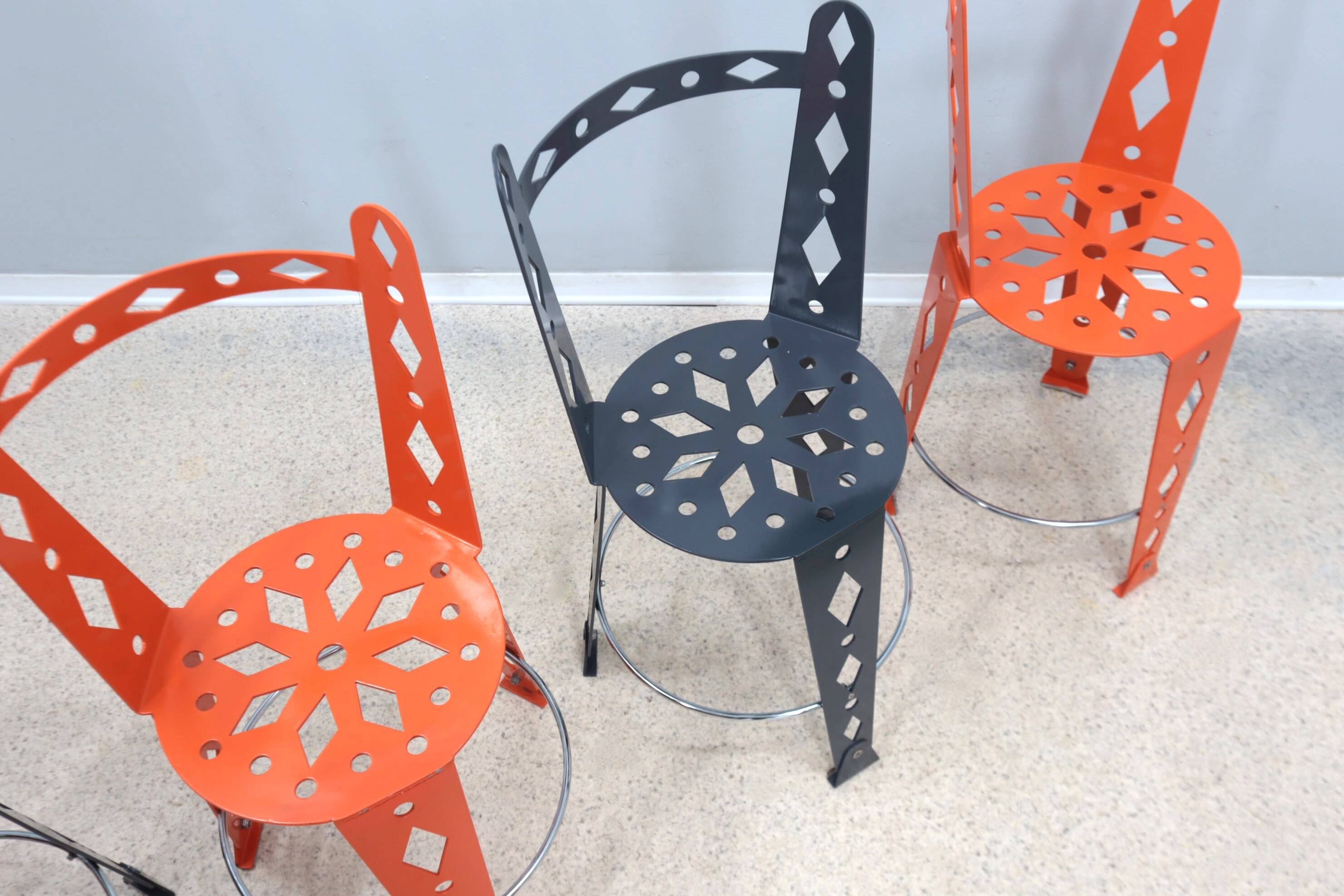 Suite de 6 chaises post-modernes en métal laqué artifort années 2000