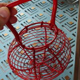 Egg basket in wire painted red, vintage from the 1970s