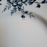 Assiettes plates anciennes dépareillées accompagnées d'un plat