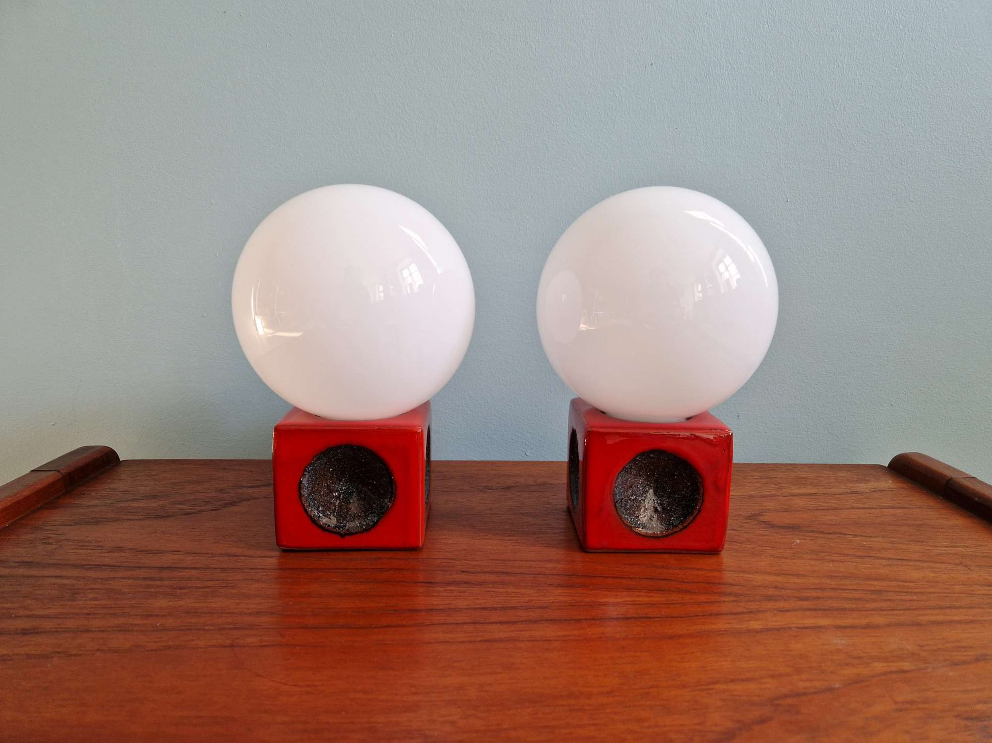 Paire de lampes de chevet en céramique rouge et opaline blanche, 1970