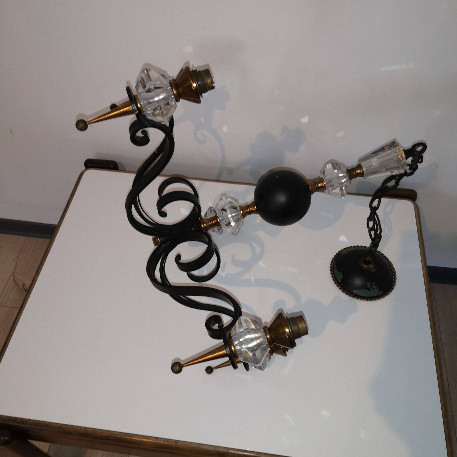 Lustre moderniste en fer forgé, laiton et cristal de Sèvres, 1950