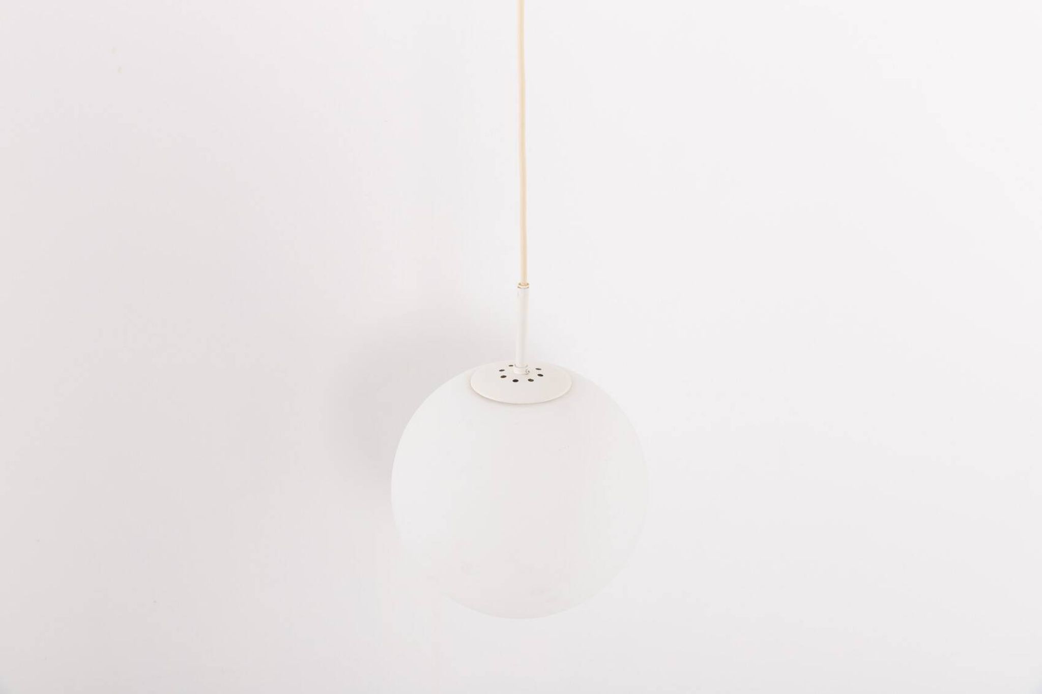 Grande suspension Raak Amsterdam Globe en verre opalin