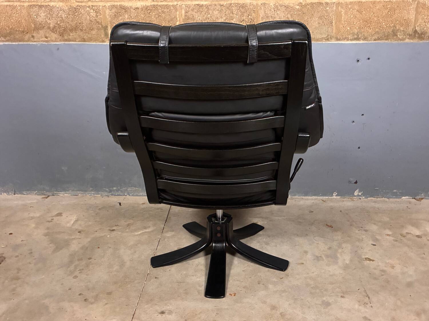 Fauteuil pivotant Skalma avec repose-pieds design danois