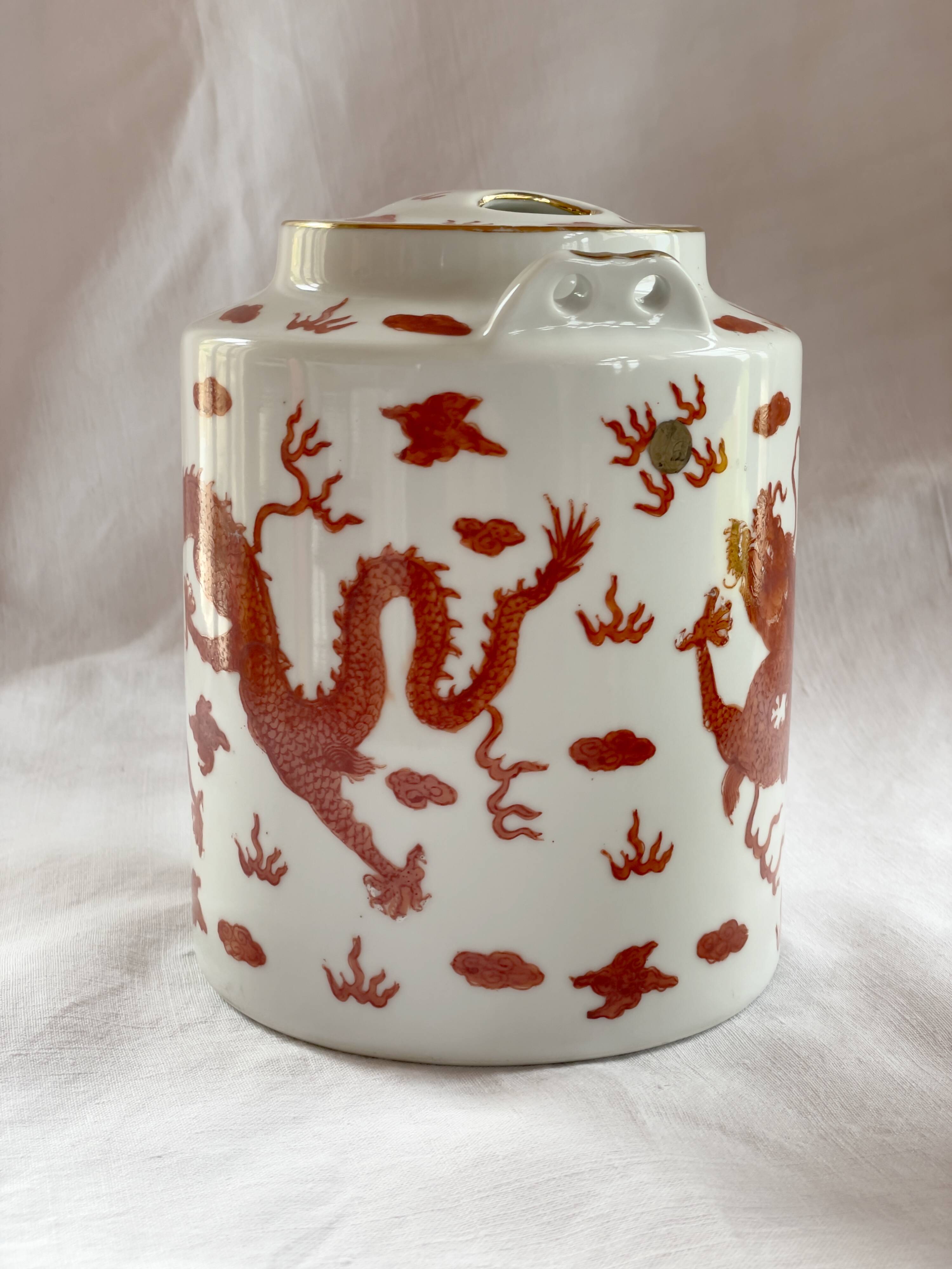 Teapot decorated with 2 dragons Republic 1912-1949 China