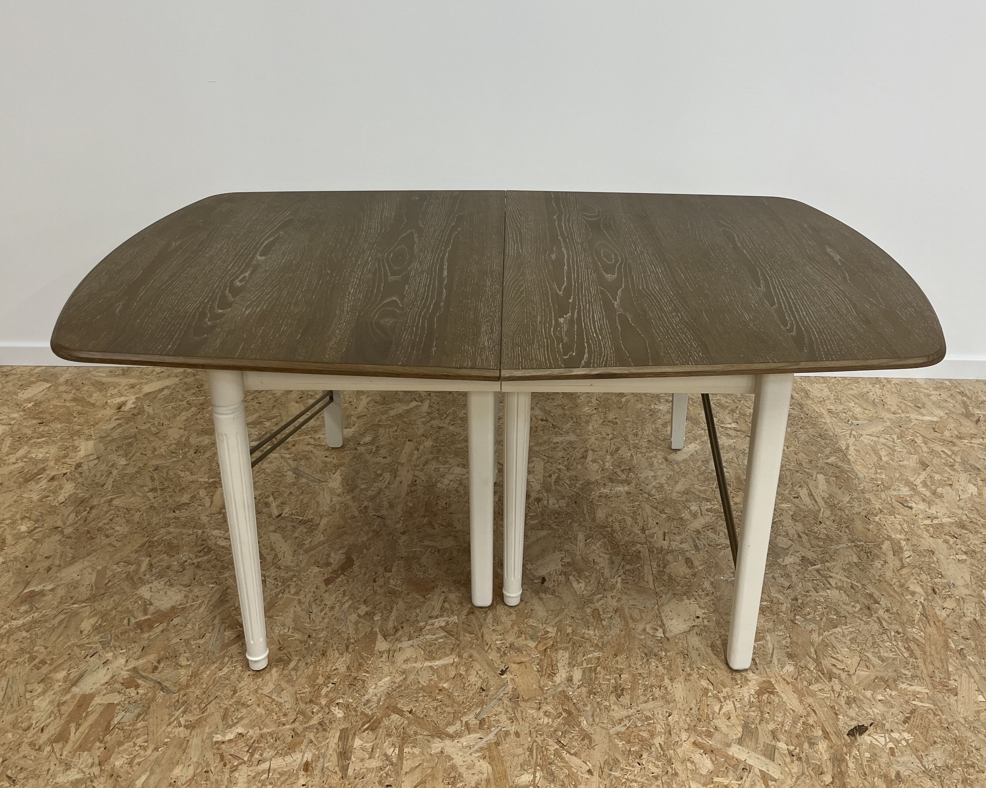 Extendable wooden dining table, white legs, 16/18 covers