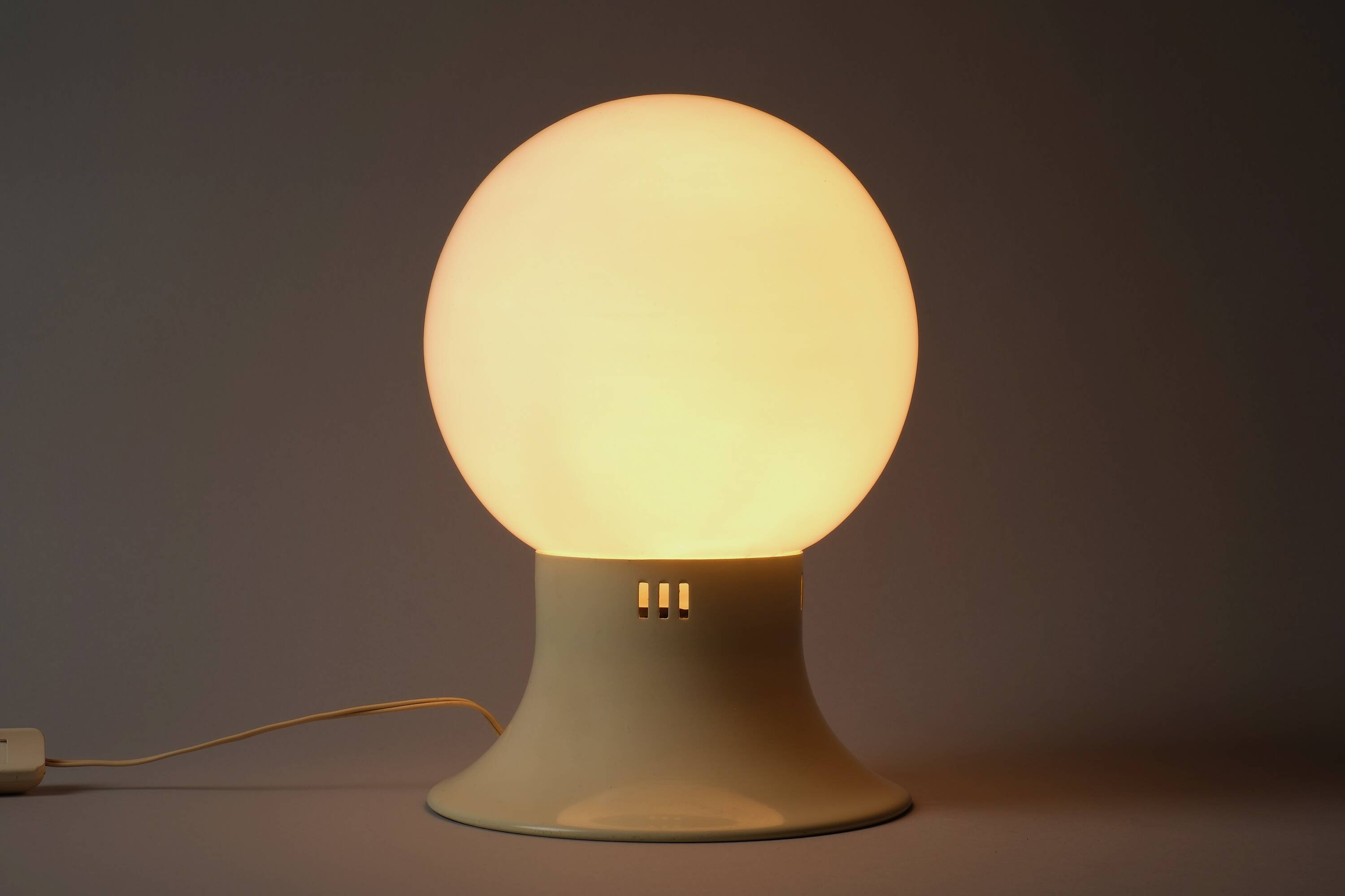 Lampe champignon en verre à boule de design Space Age des années 1970, en verre opalin blanc.