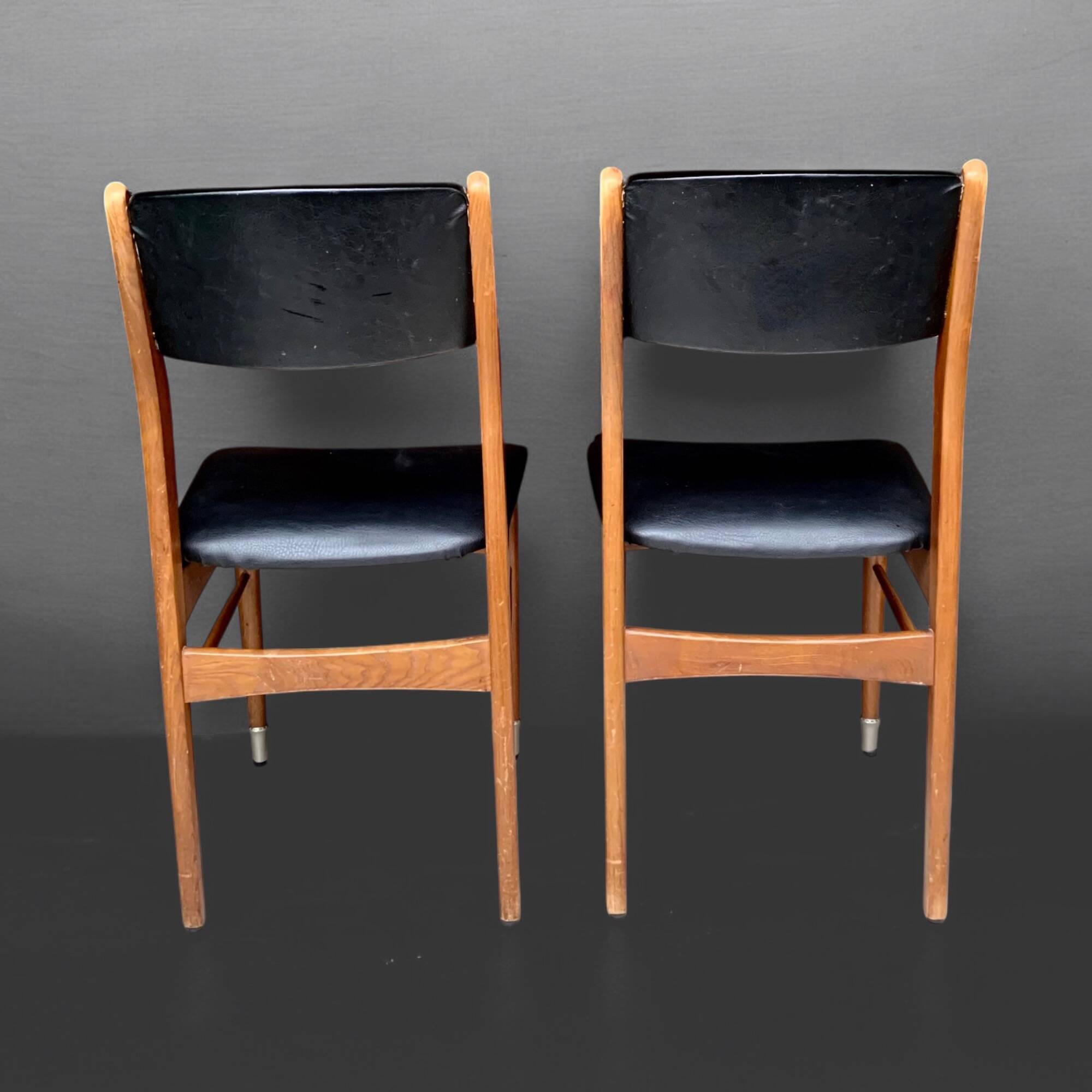 Pair of Scandinavian chairs in wood and black skai