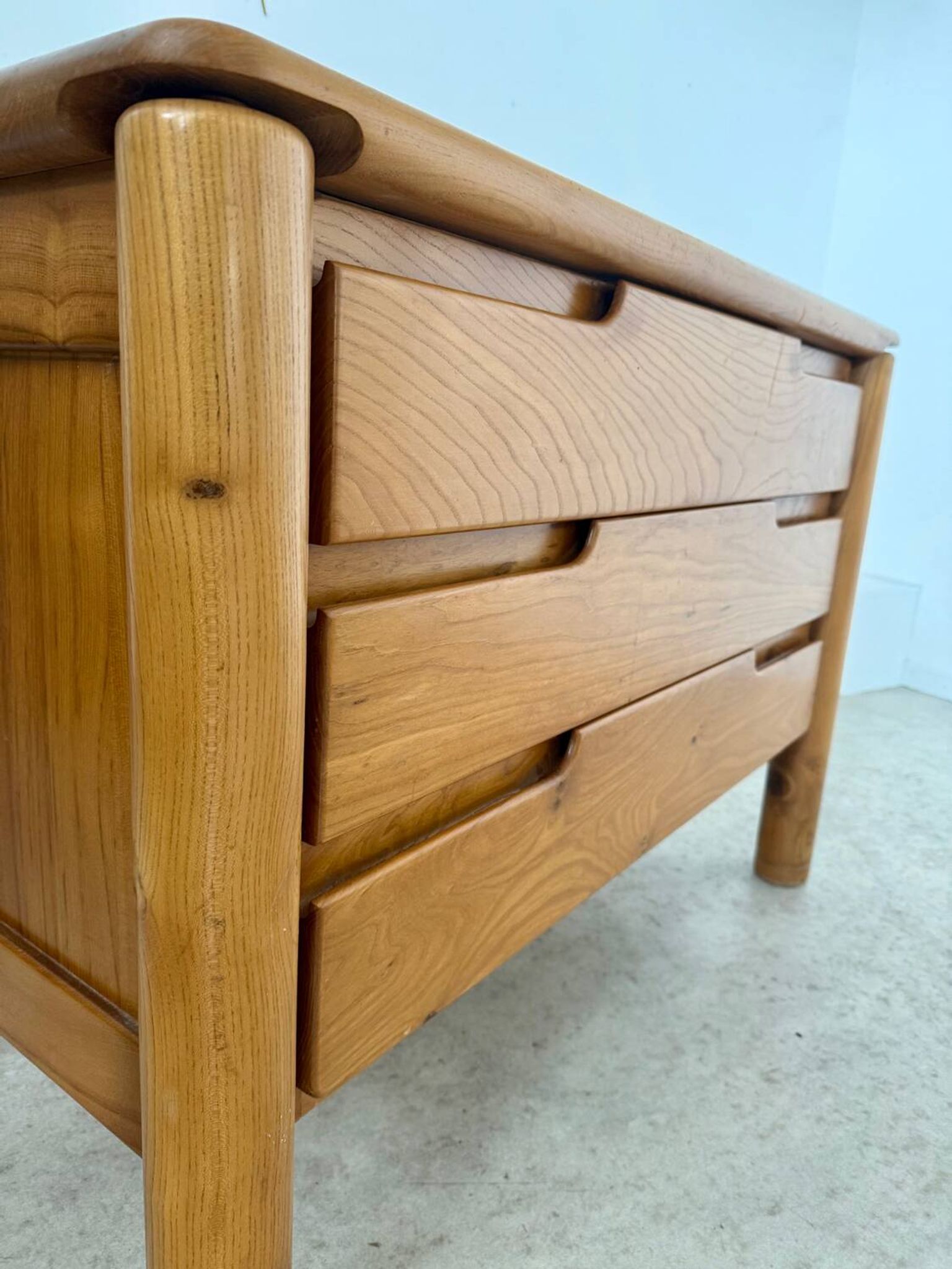 Commode en orme massif Maison Regain, France années 60