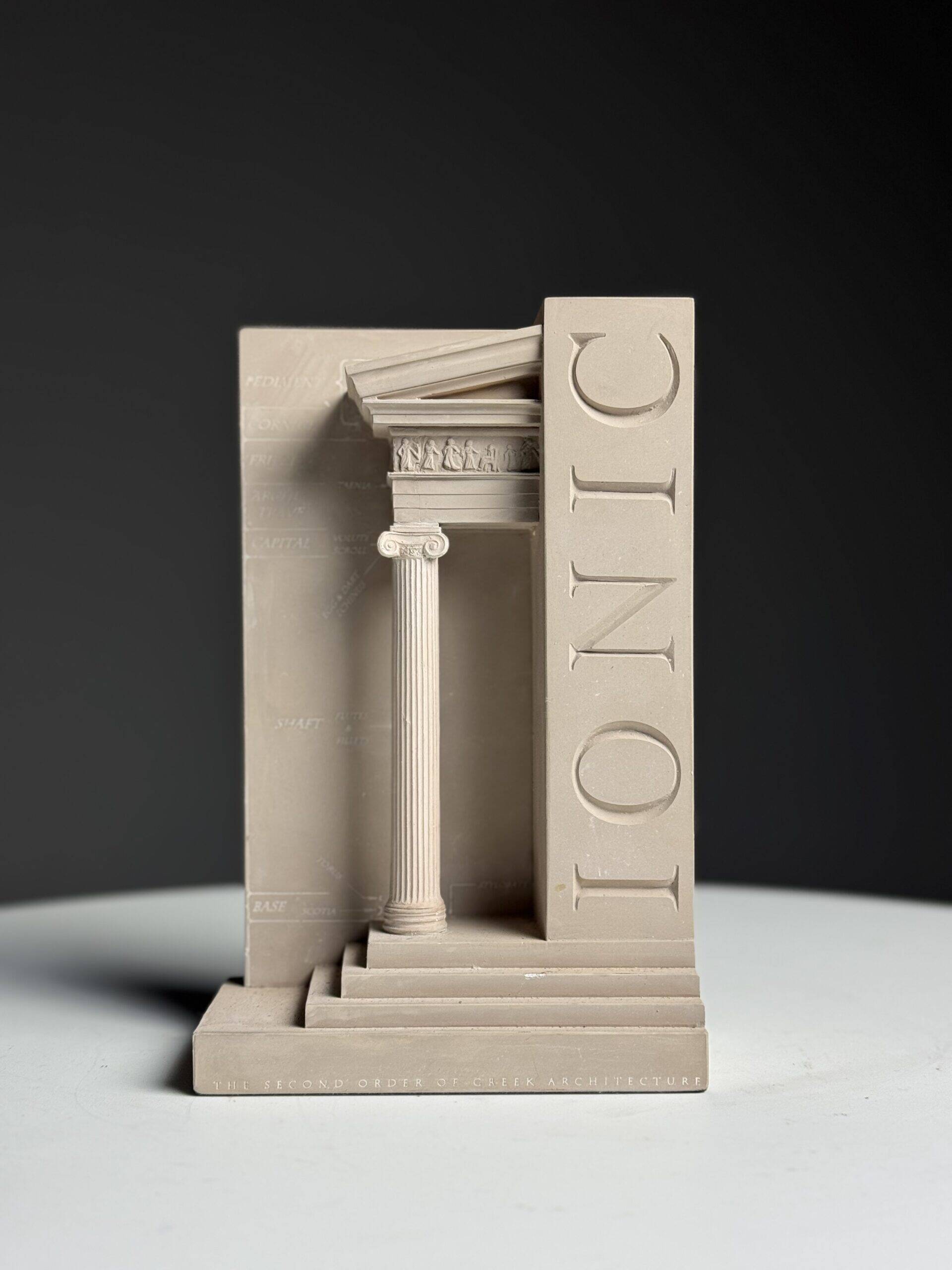 Set of ionic bookends