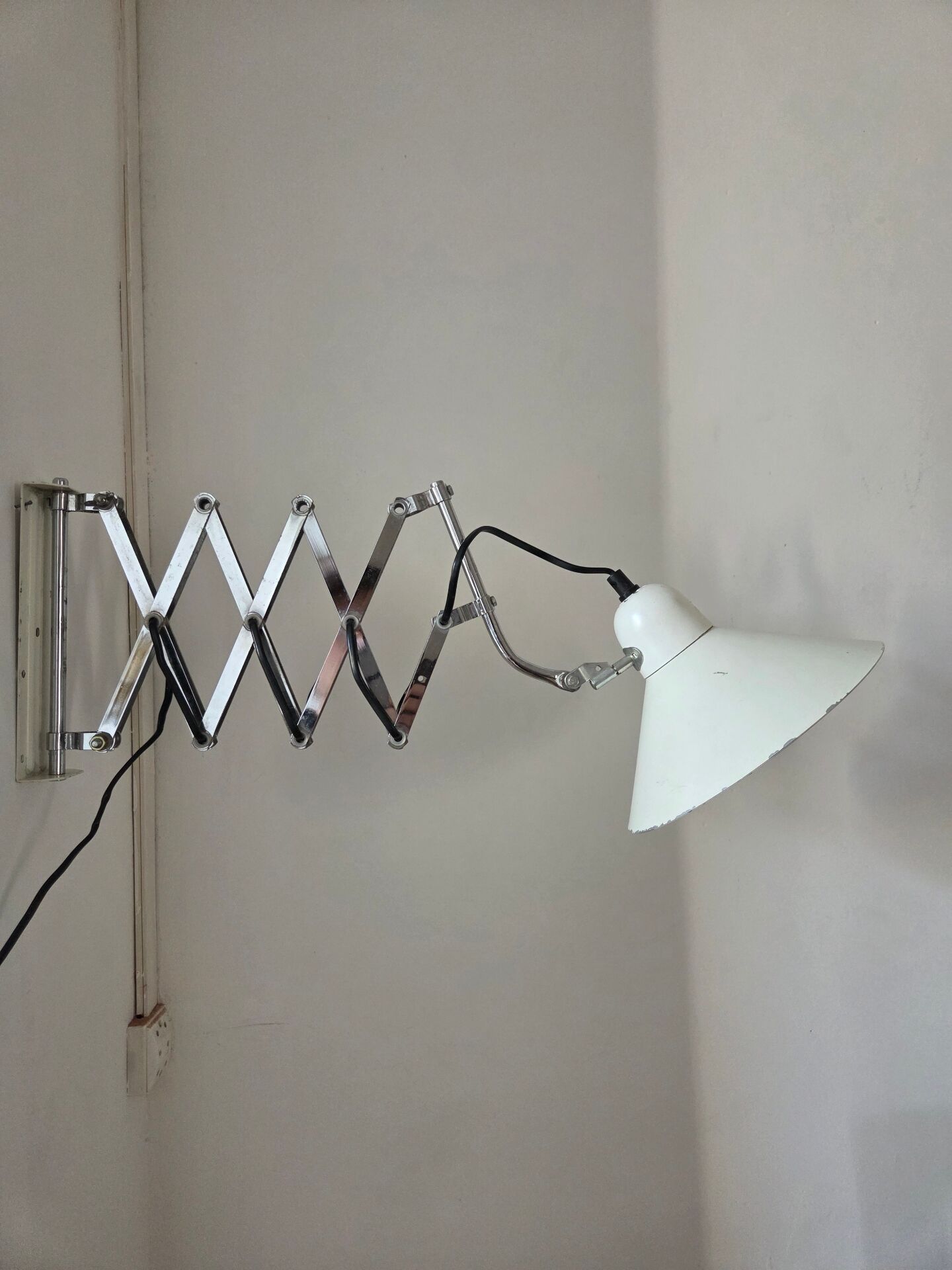 Wall lamp scissors