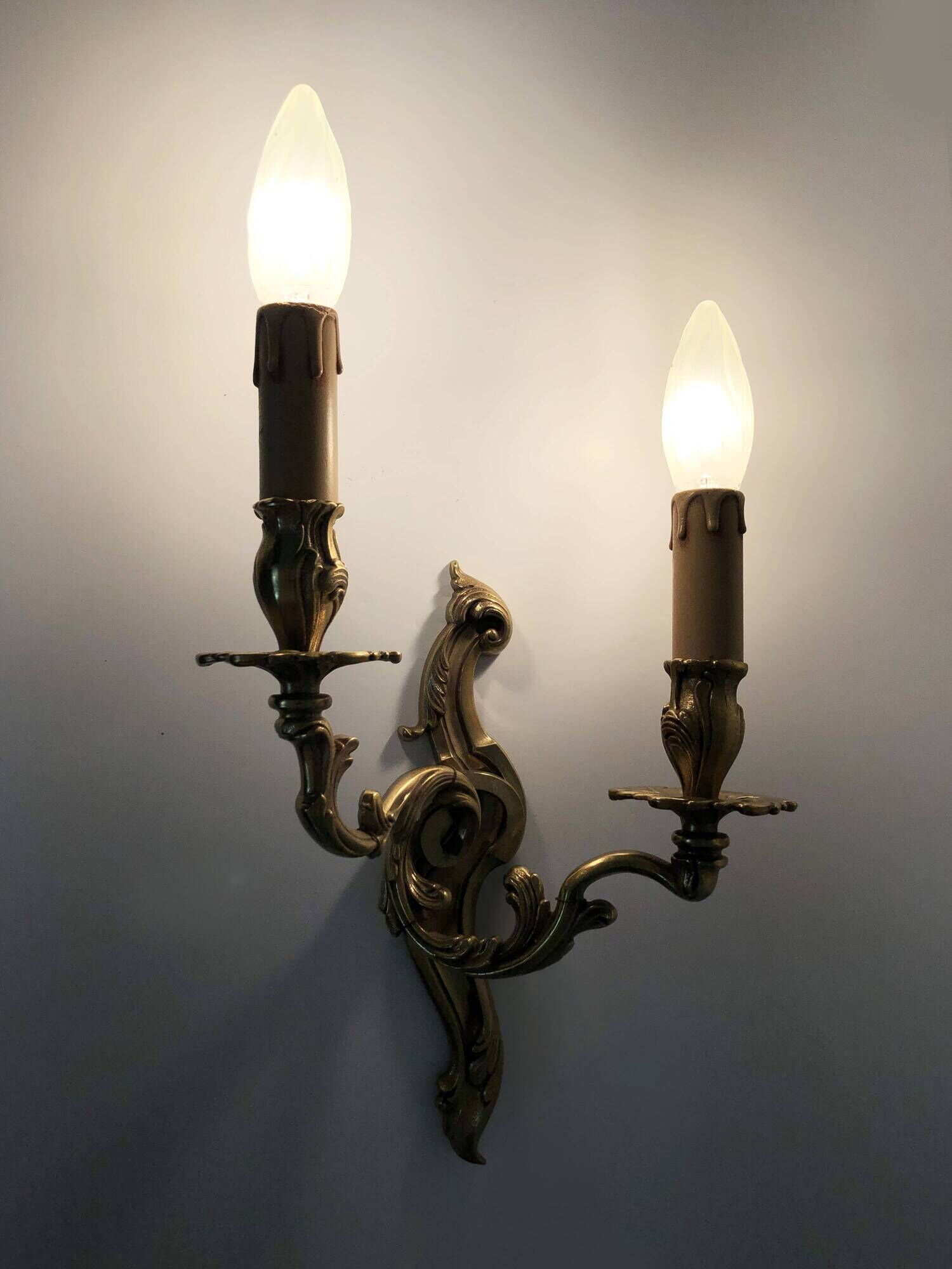 Old pair of wall sconces with double fires in bronze, 50s