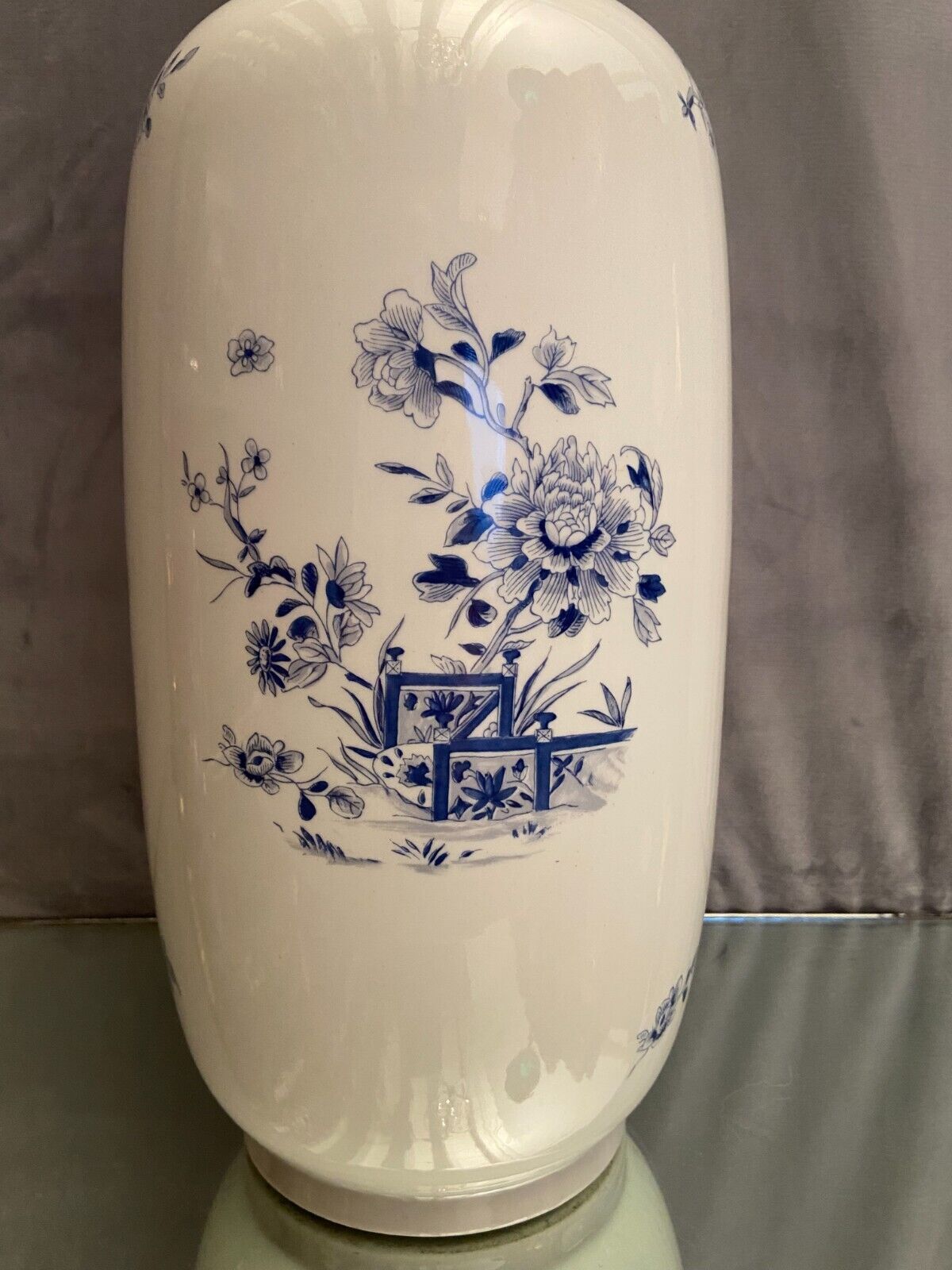 Vase with Far Eastern porcelain decoration from Portugal Vista Alegre