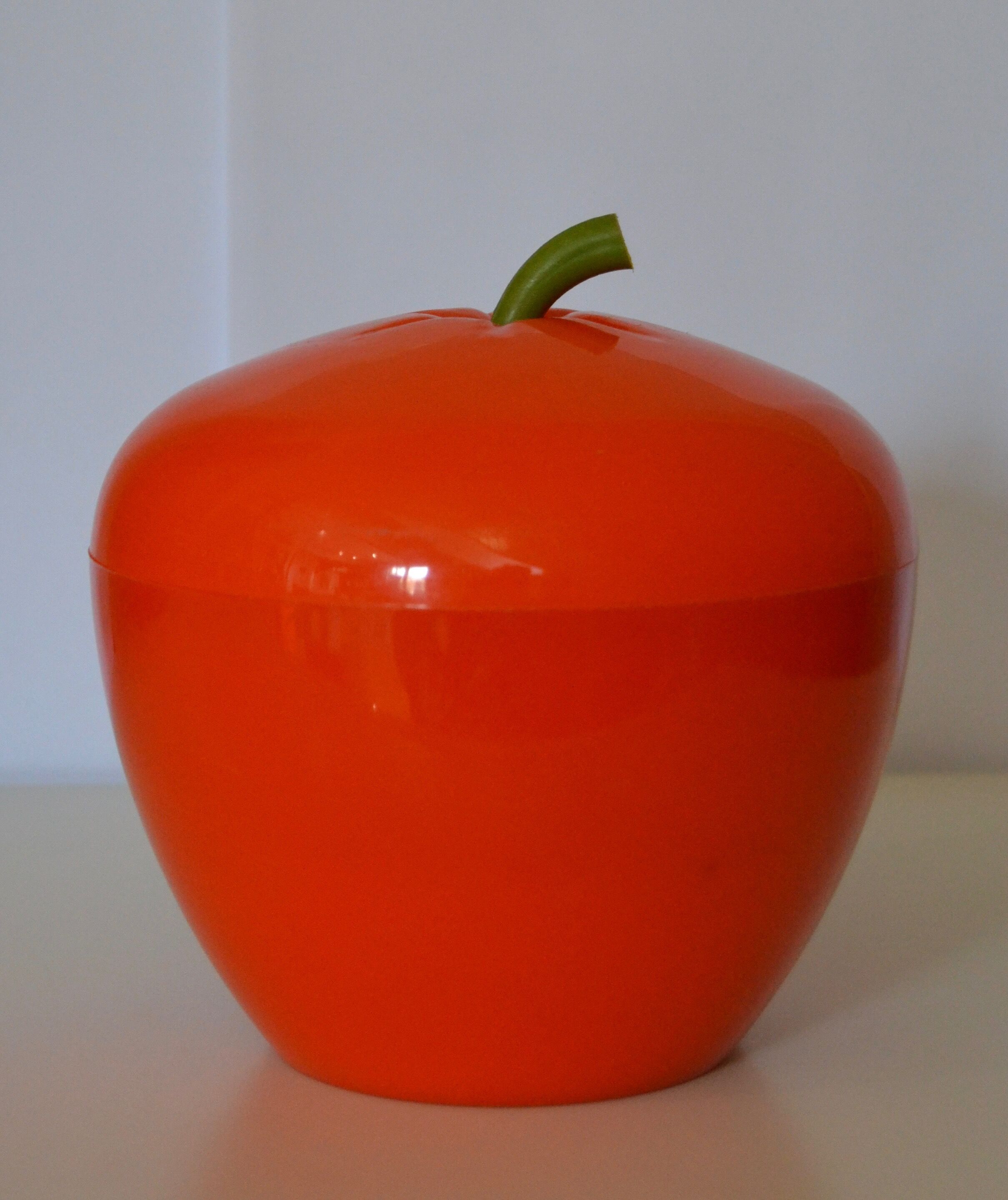 Apple orange bucket ice - 70 years