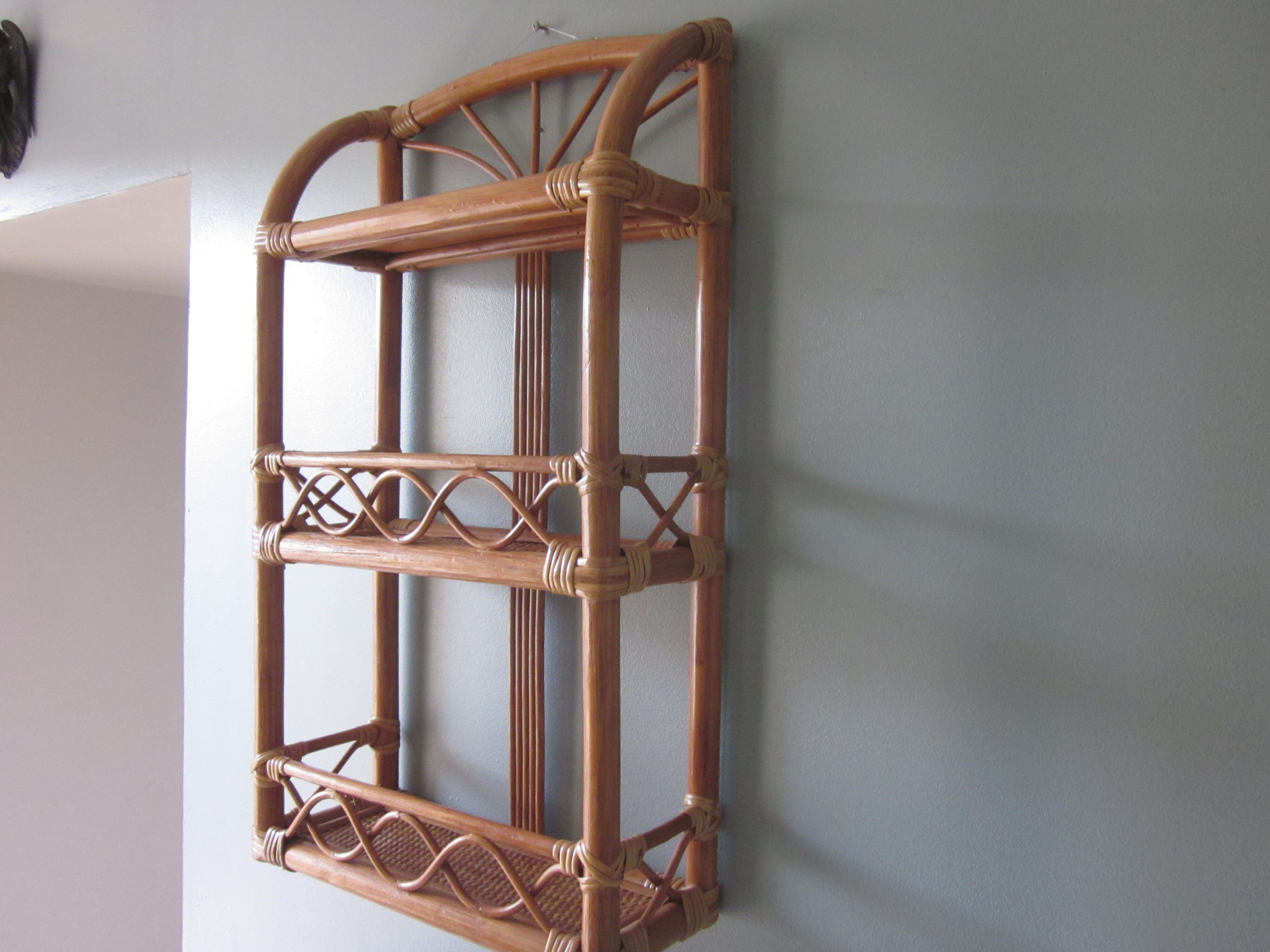 Etagere murale en rotin