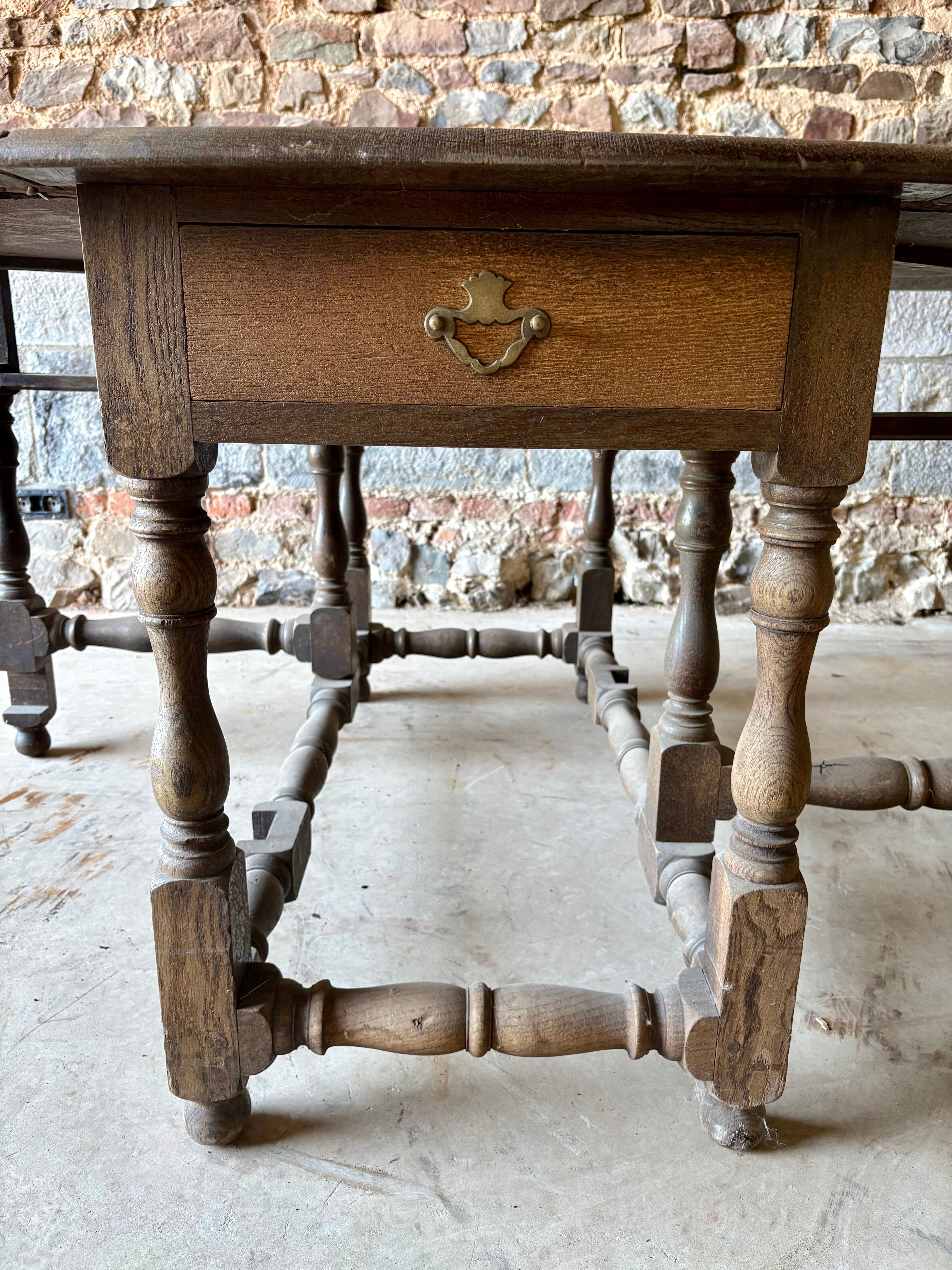 Large drop-leaf table in solid oak – English country style.
