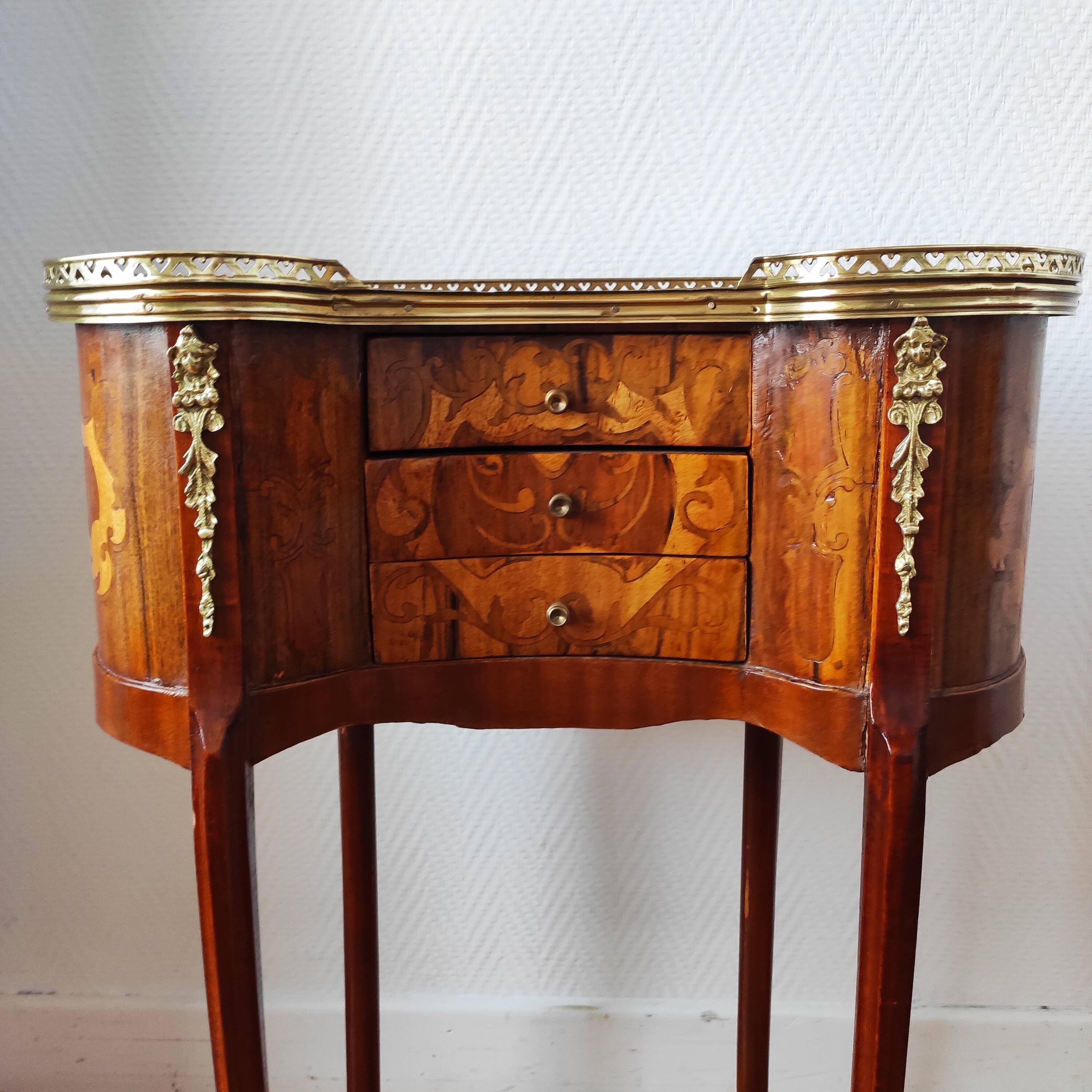 Paire de tables de chevet style Louis XV en bois marqueté