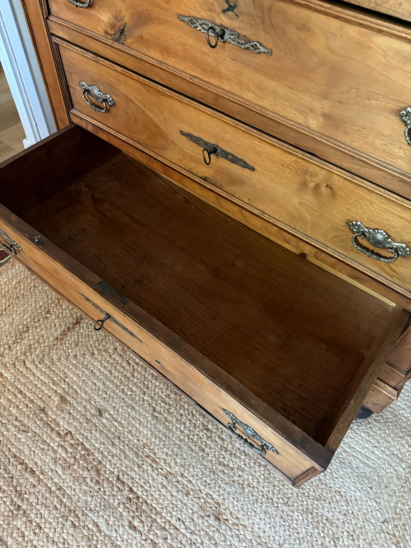 Antique Louis-Philippe commode in solid wood and white marble.