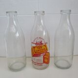 Trois anciennes bouteilles a lait en verre vintage
