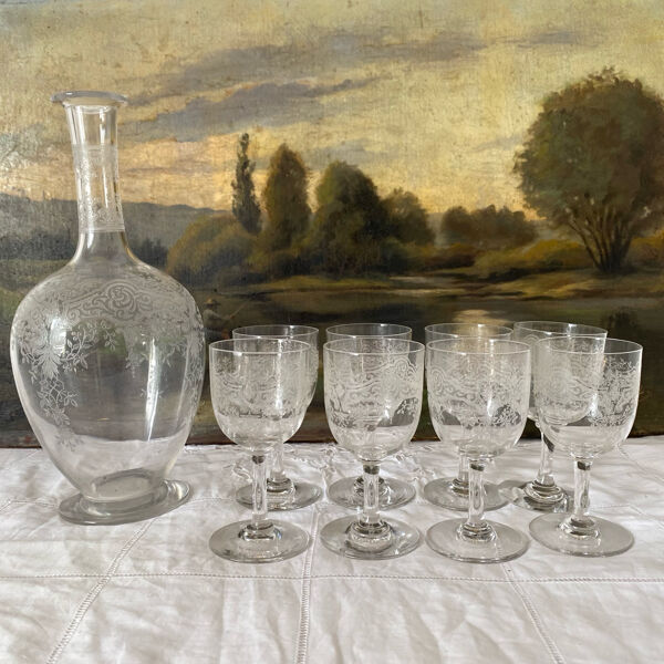 Verres à pied anciens gravés et carafe