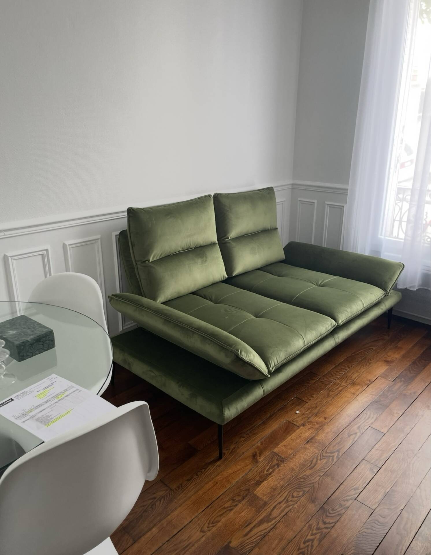 Canapé vert en velours avec dossiers amovibles