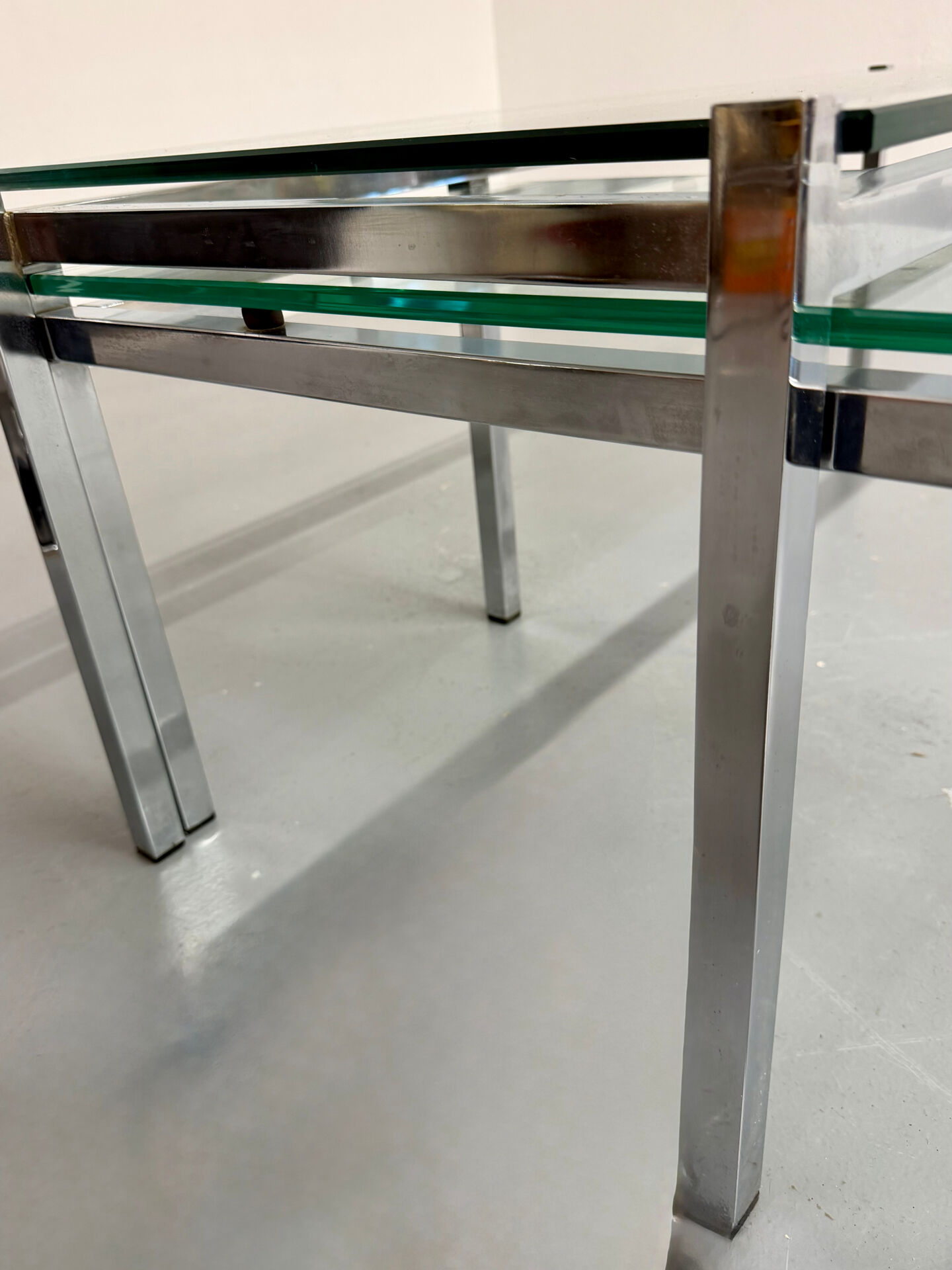 2 large nesting coffee tables in chrome and glass, 1970s design.