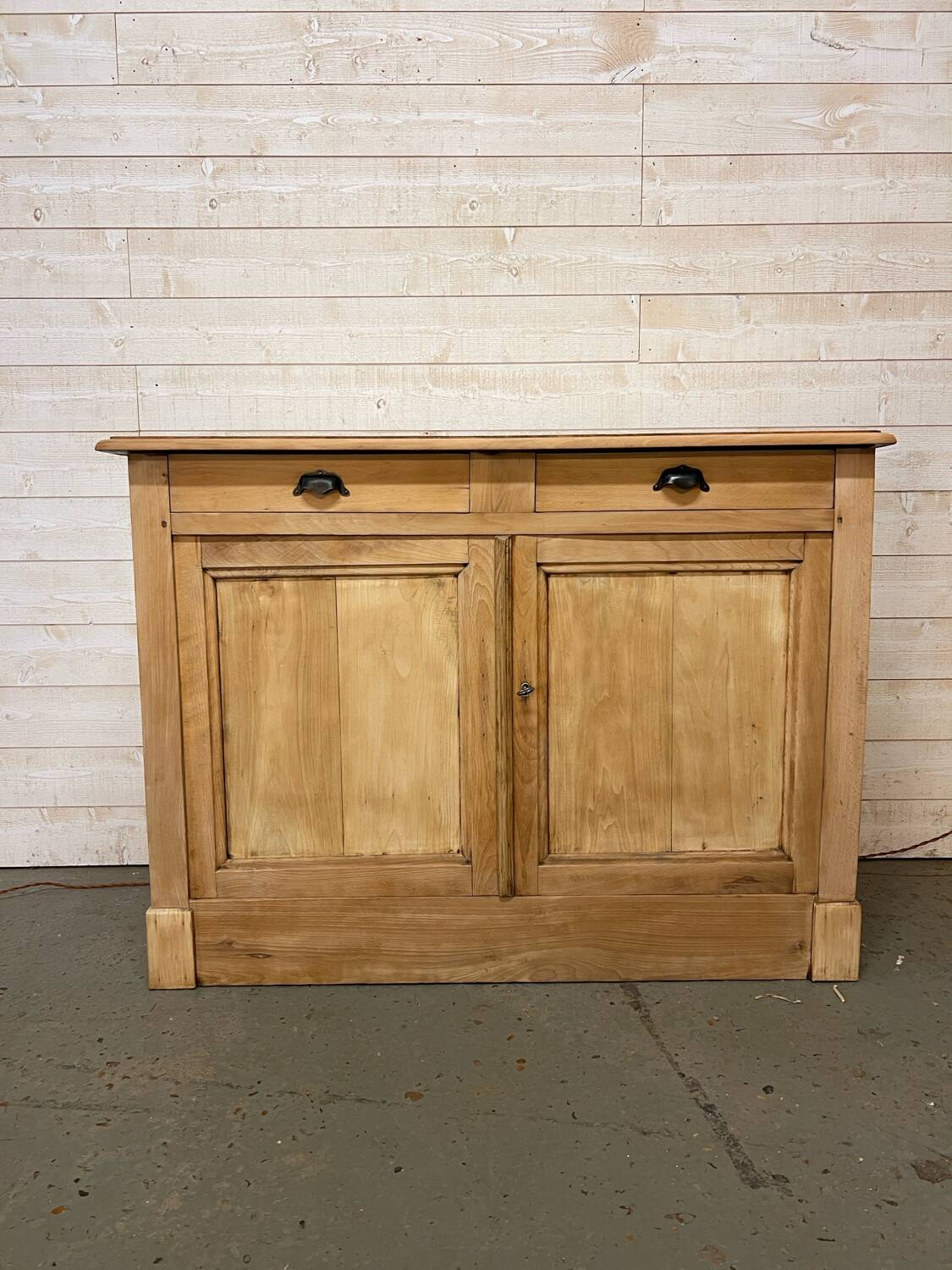 Buffet parisien en bois brut