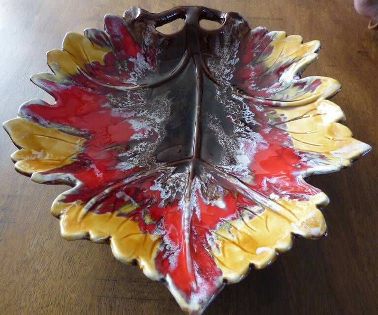 Valauris brand leaf-shaped fruit bowl tray
