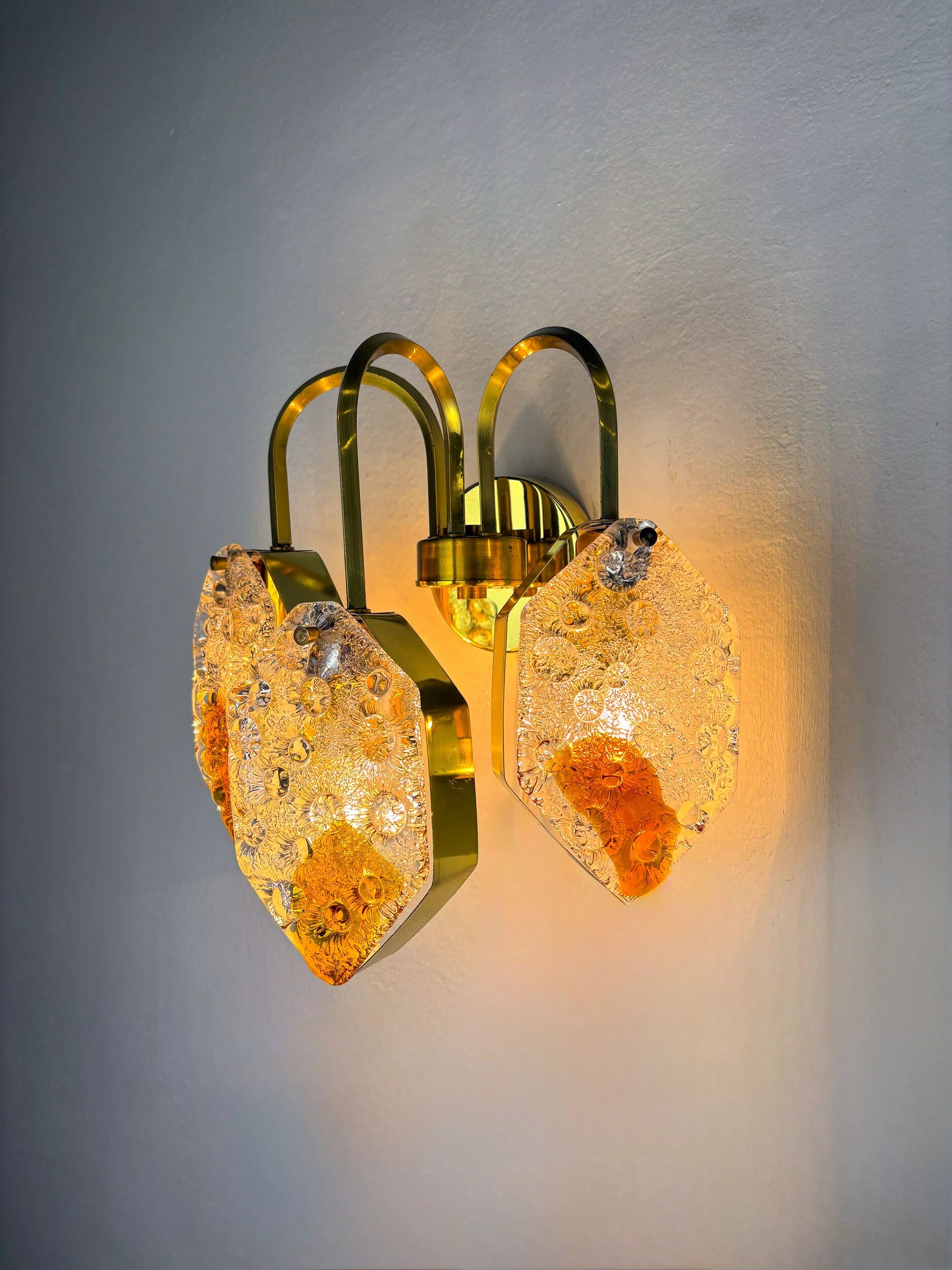 Applique murale géométrique Murano Mazzega à 3 bras, en verre orange et transparent, Italie années 1970.