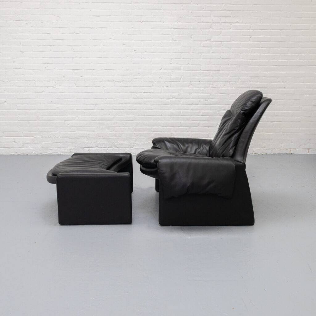 Saporiti Italia P60 armchair with ottoman