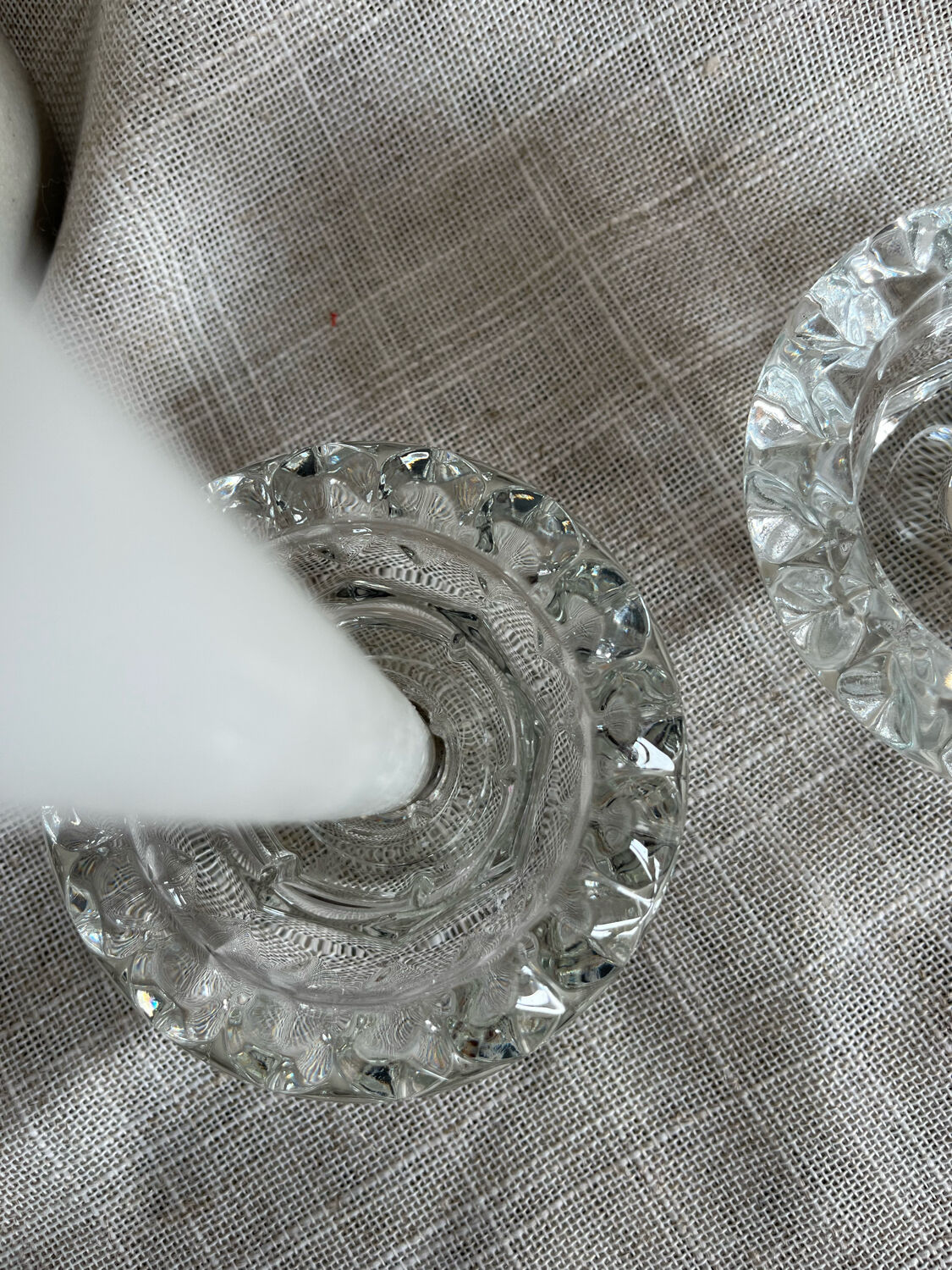 Paire de bougeoirs en verre