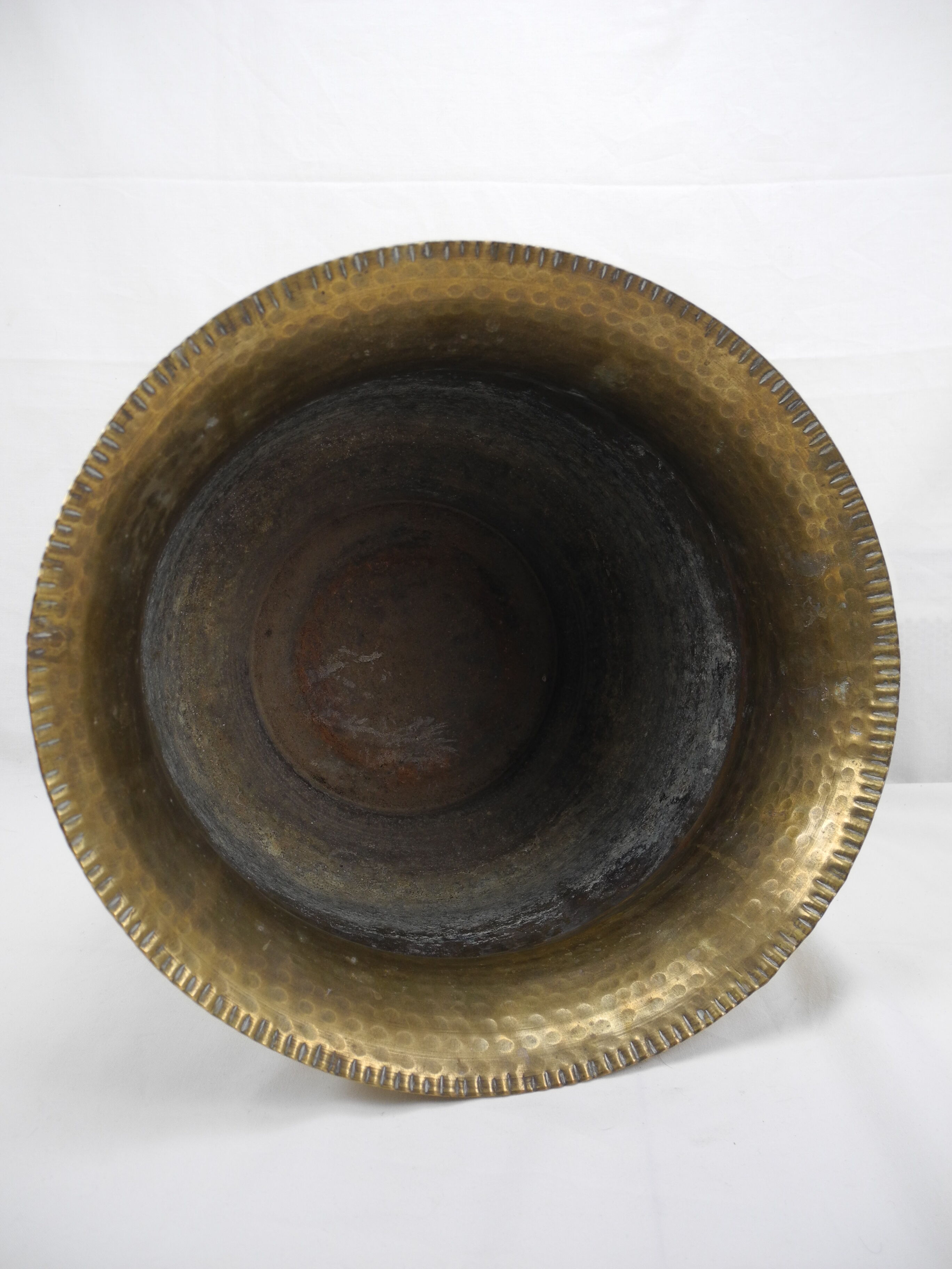 Cache pot laiton doré martelé old brass flowers pot