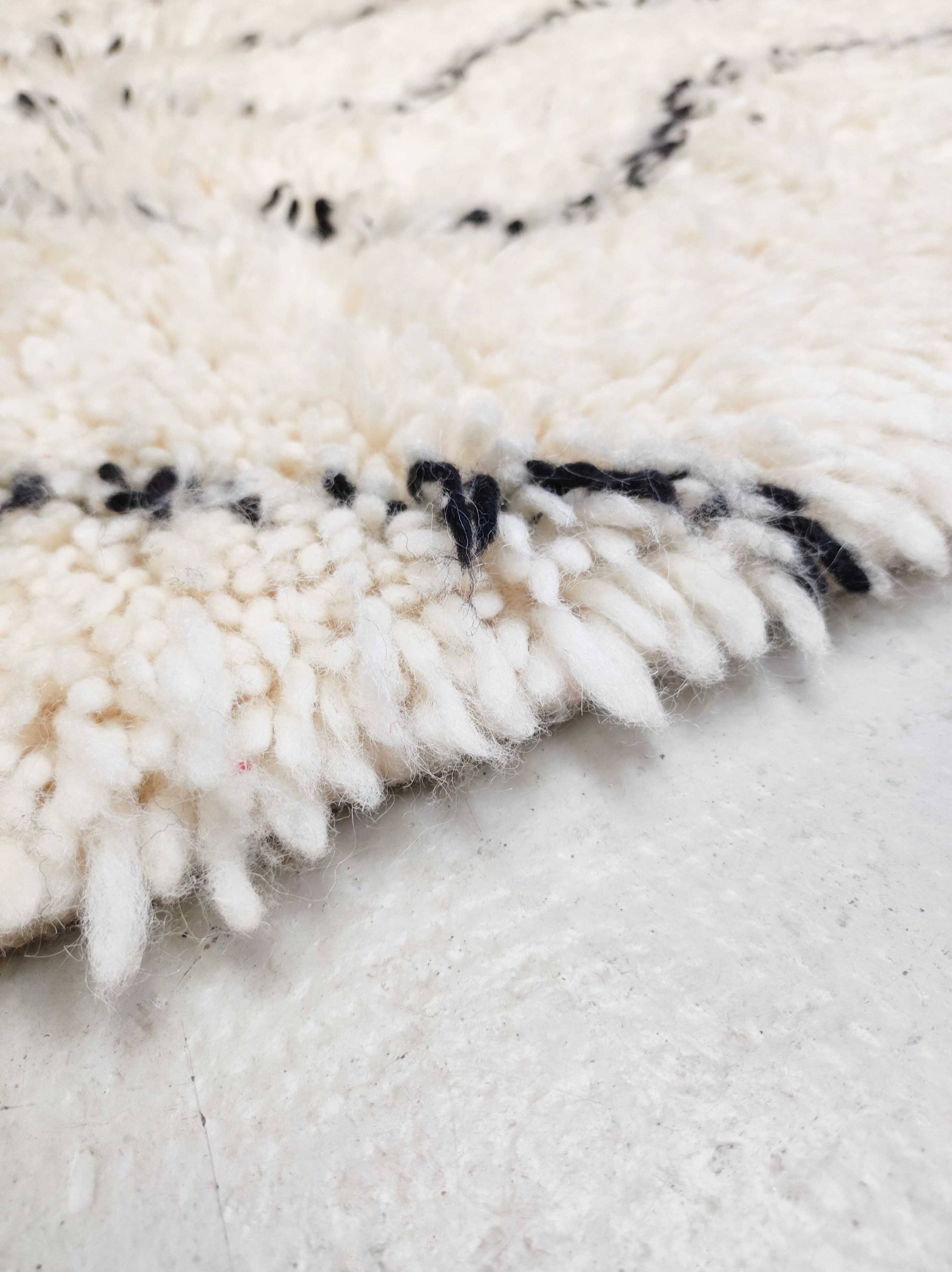 Moroccan Berber carpet Marmoucha with black zigzags 1.48x1.10m
