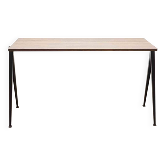 Table Pyramid 01 chêne foncée et noir de Win Rietveld